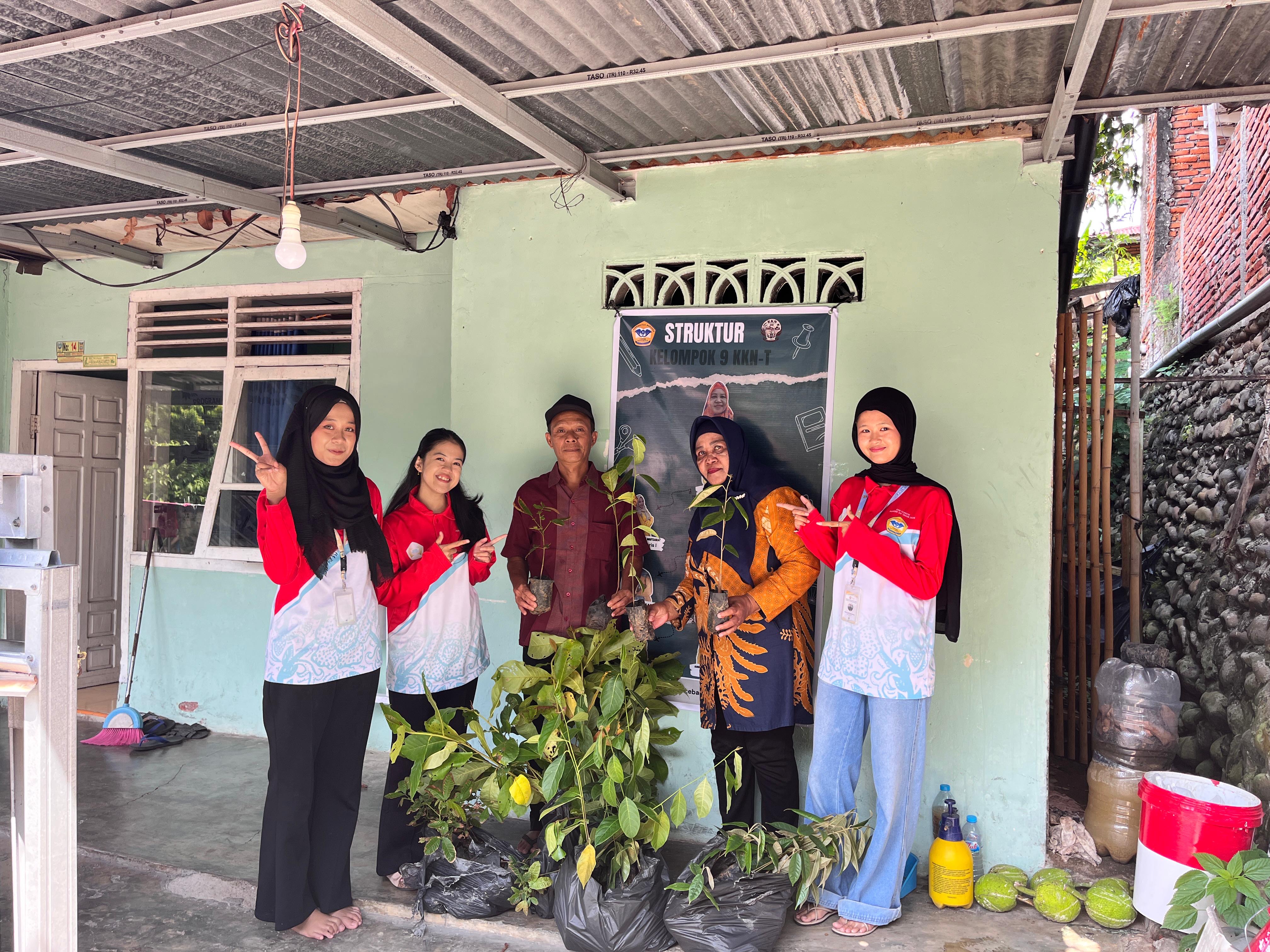 Penyerahan Bibit Tanaman Produktif kepada Bapak RT 07 oleh KKN Kelompok 9