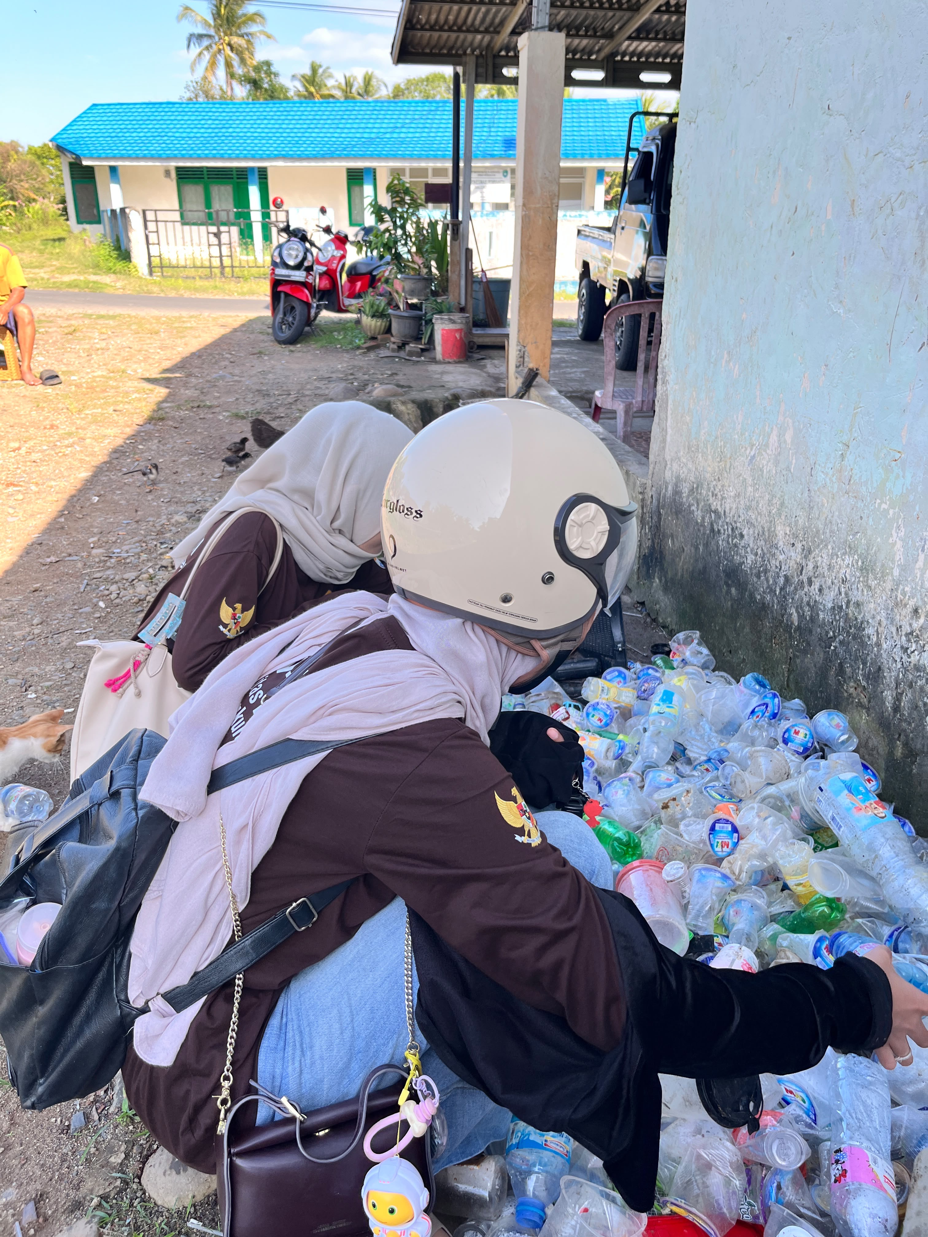 Pengumpulan Botol Bekas untuk Pembuatan Pupuk Kompos Cair oleh KKN Kelompok 9