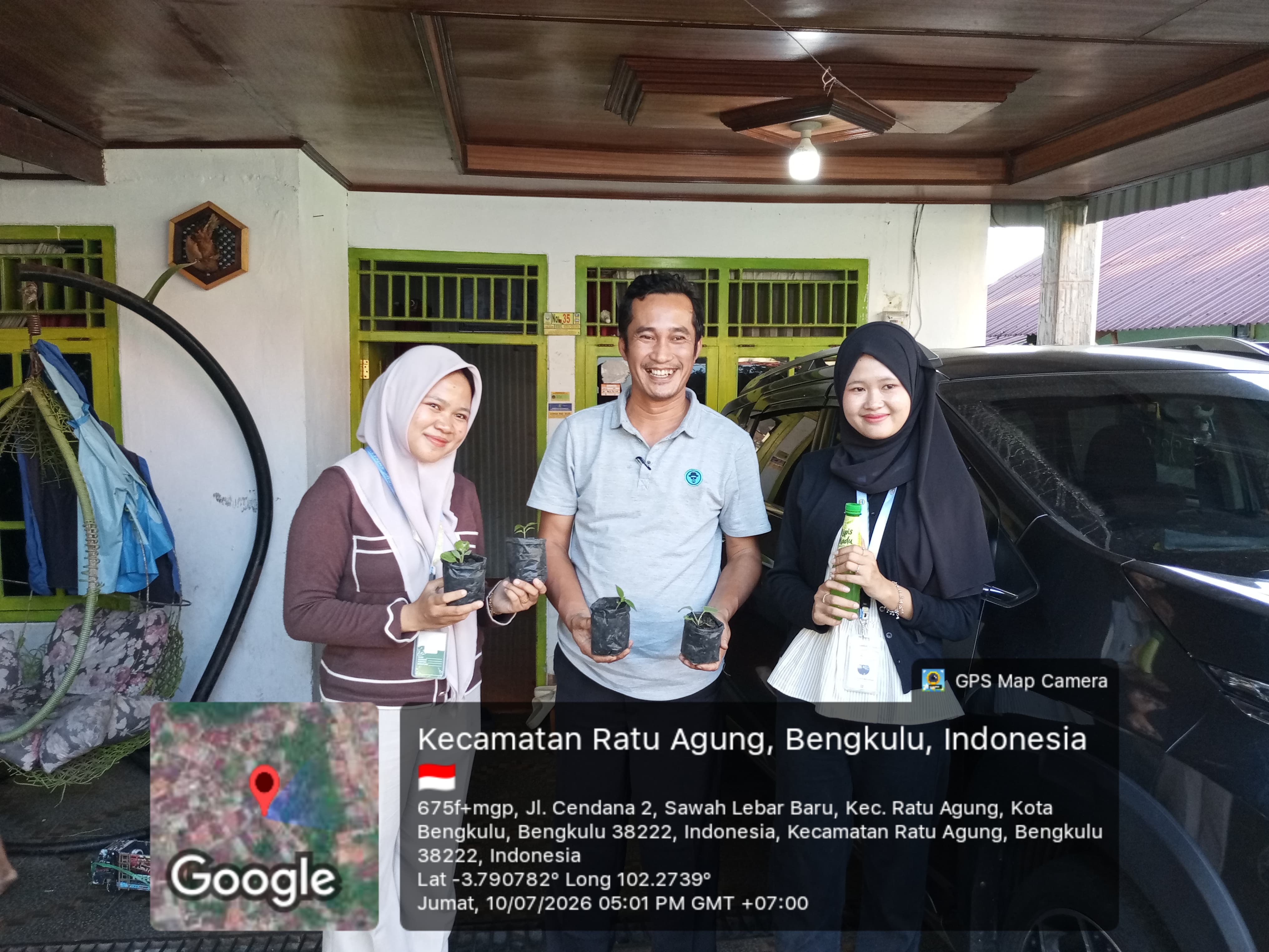 Pembagian Bibit Cabai dan Terong kepada Warga RT 07 oleh KKN Kelompok 9