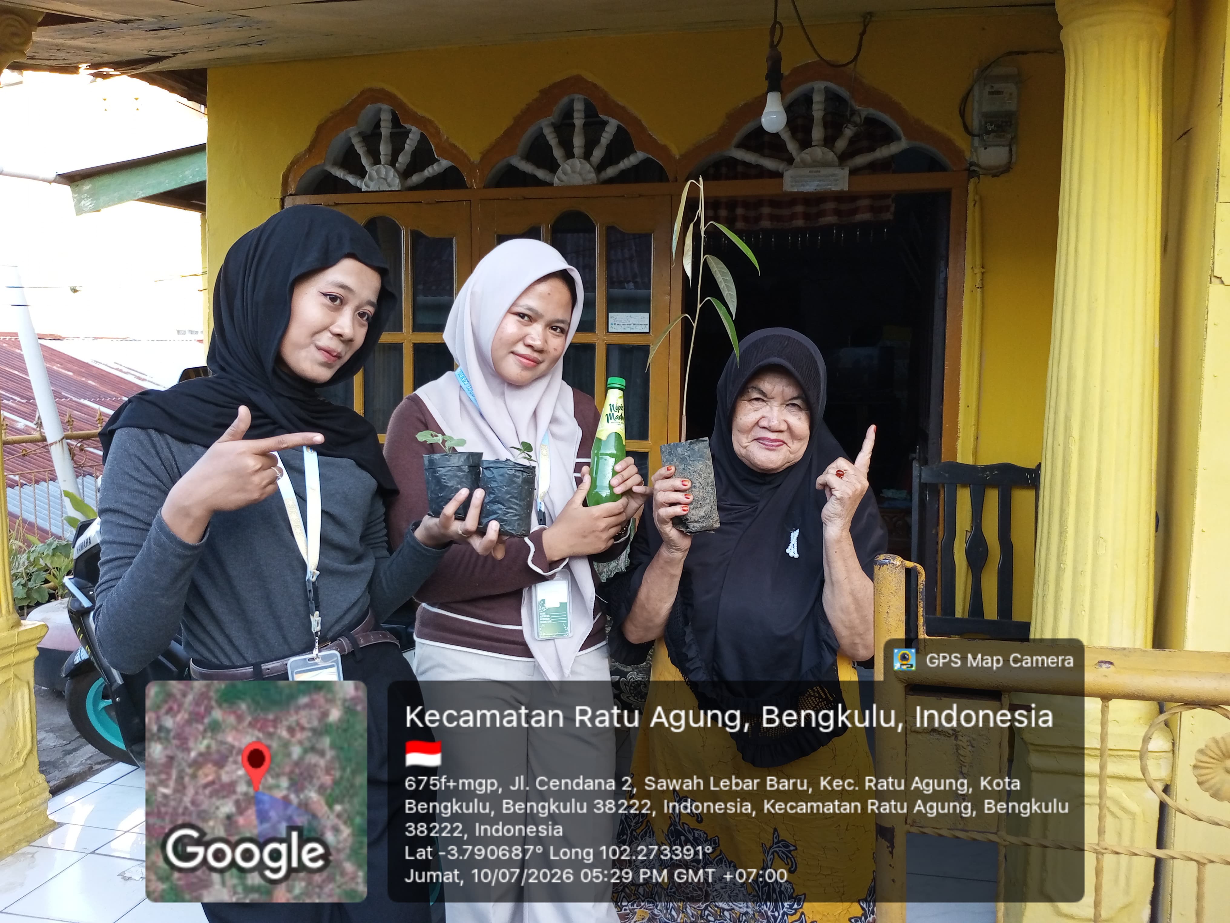Pembagian Bibit Tanaman dari Kampus kepada Warga RT 07 oleh KKN Kelompok 9