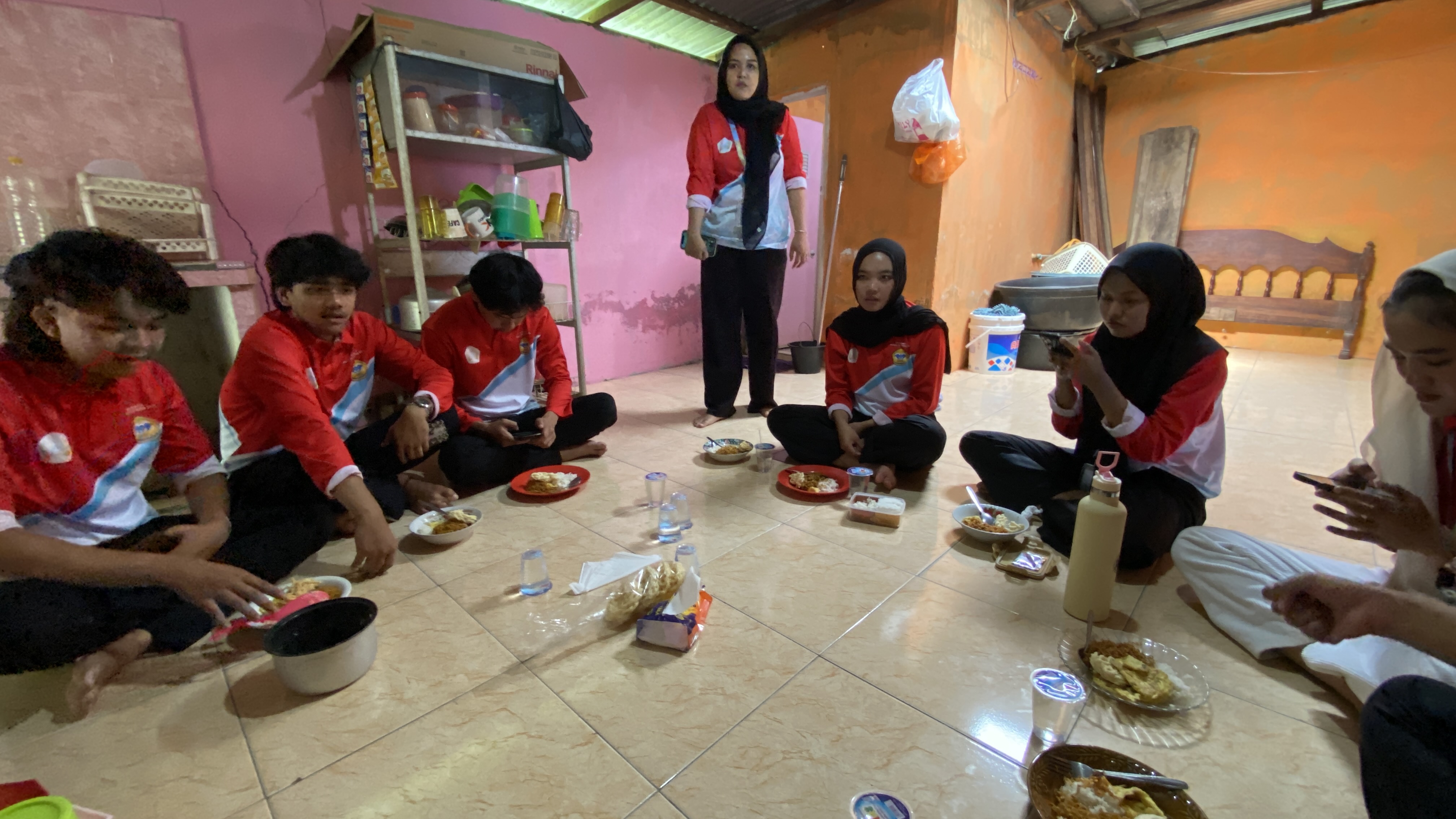 makan siang bersama di posko 