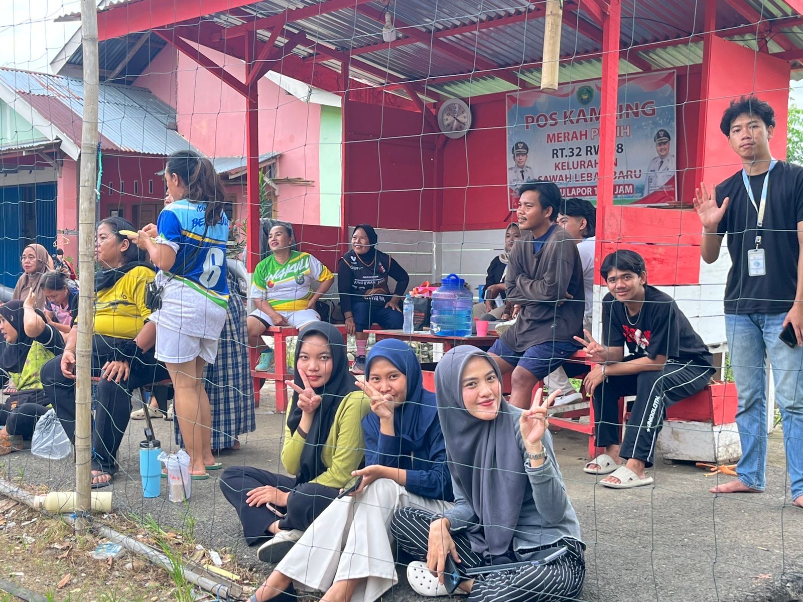 Mengikuti kegiatan voli rt 32