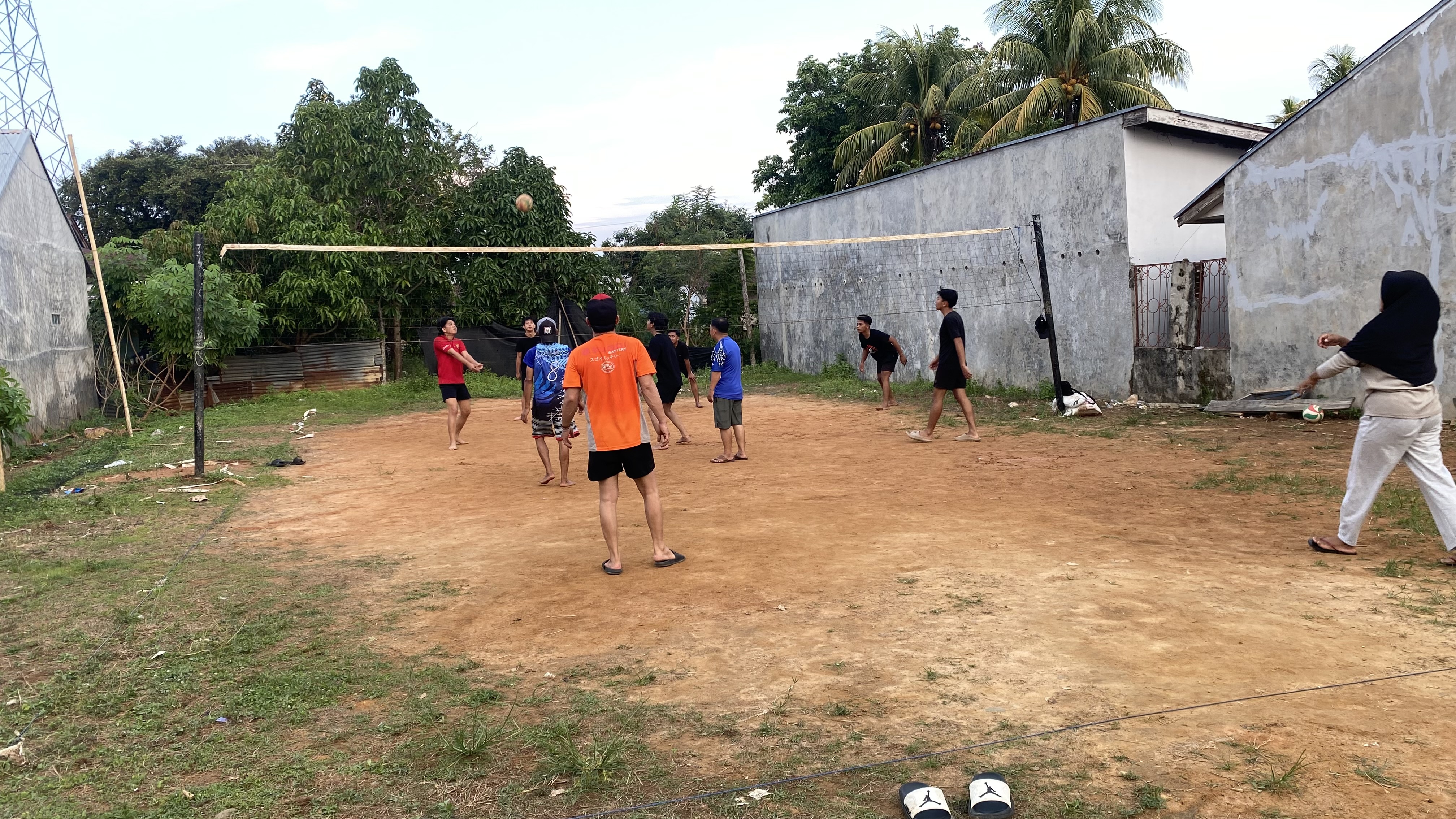 BERMAIN VOLI  GABUNGAN BERSAMA DENGAN WARGA RT 32 dan 23