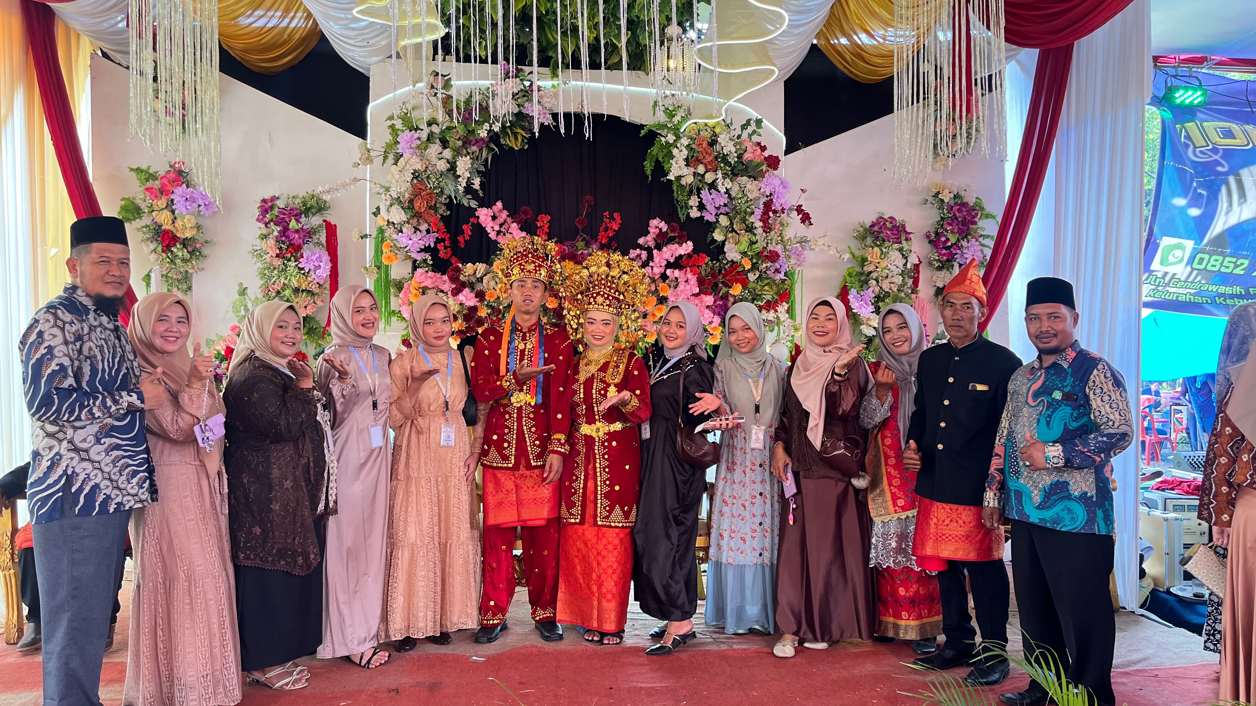 menjadi panitia hajatan warga 