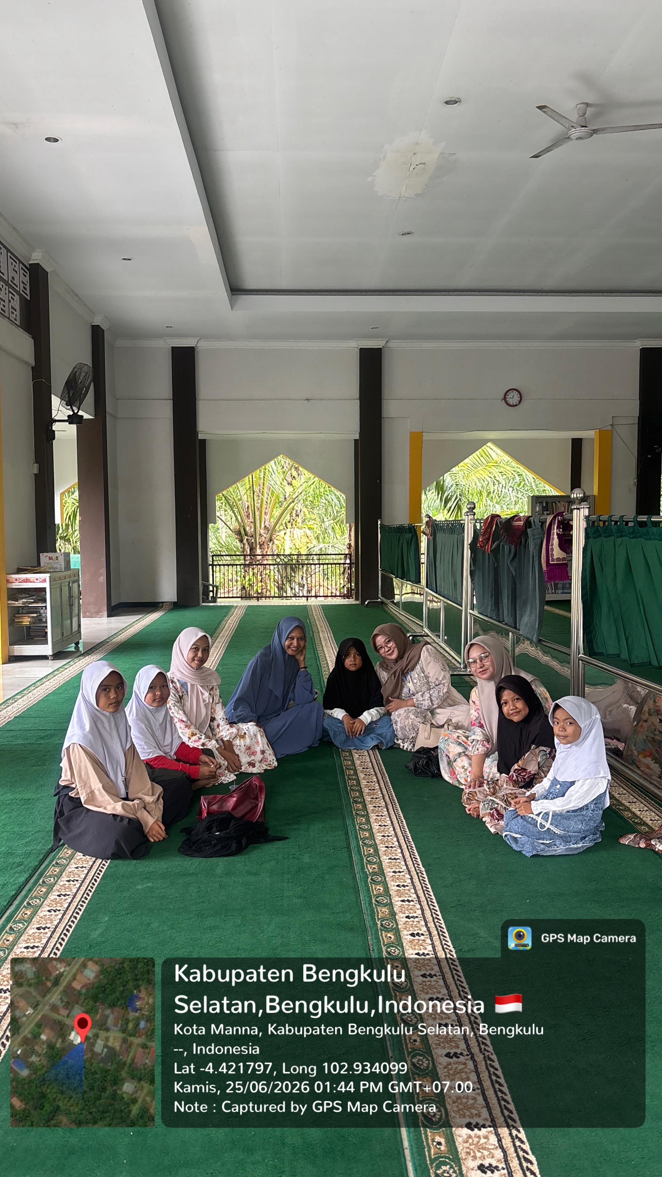 Mengajar Mengaji Anak-Anak Desa Gelumbang