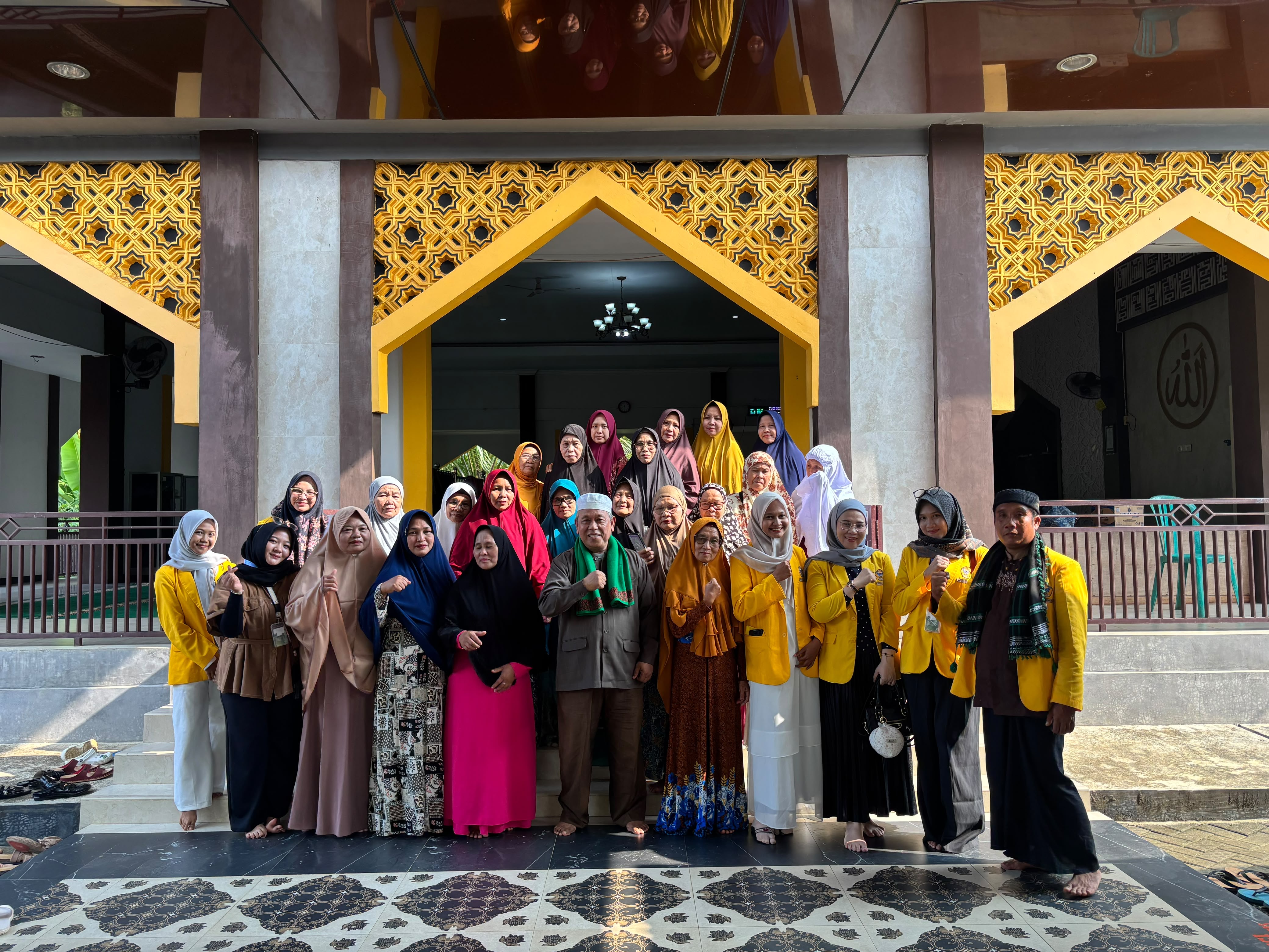 Foto Bersama Ibu-Ibu Pengajian Desa Gelumbang