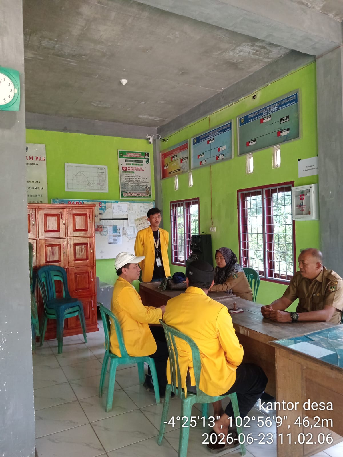 Silaturahmi Mahasiswa KKNT kelompok 23 Universitas Dehasen Bengkulu ke Balai Desa Gelumbang  Kecamatan Kota Manna