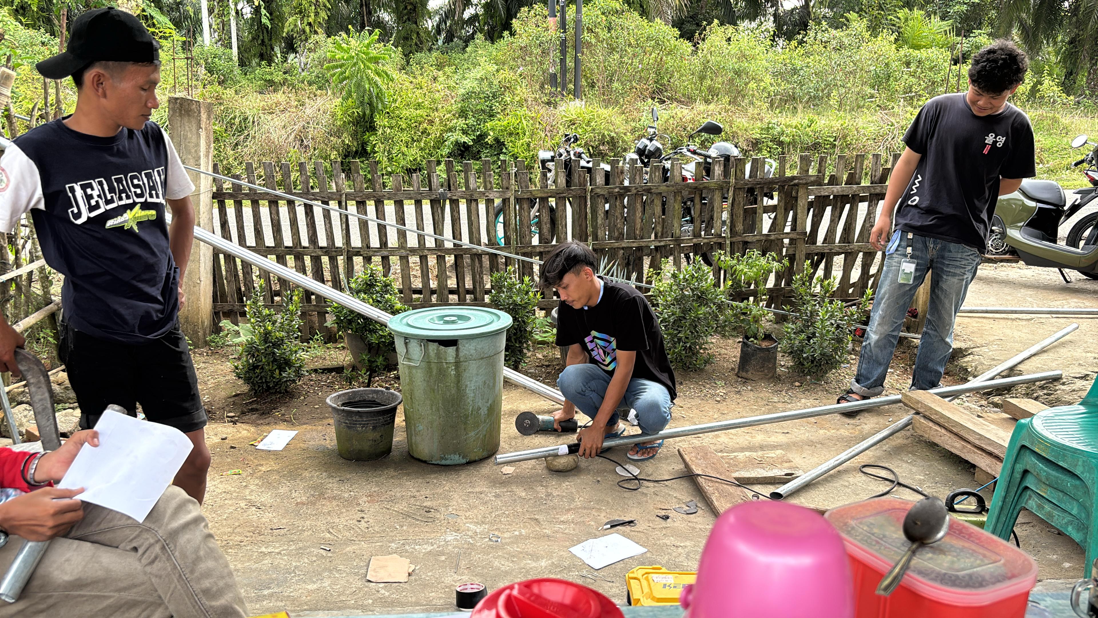 Proses pembuatan plang pembatas Desa Gelumbang