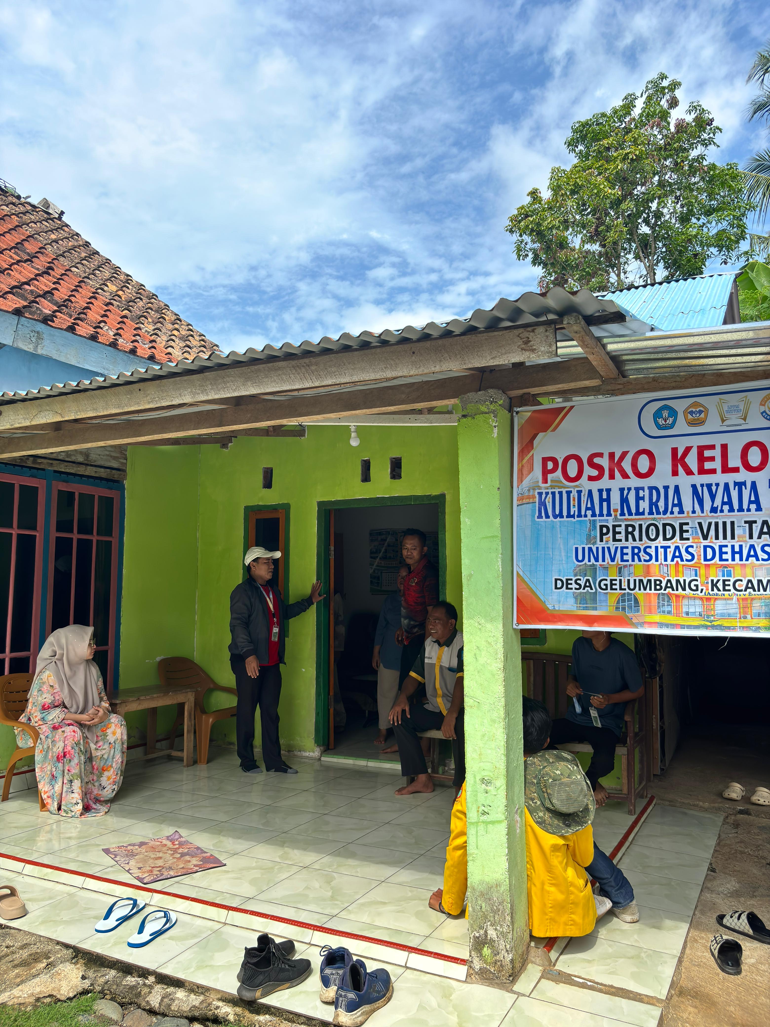 Kunjungan DPL ke kelompok 23 KKNT Universitas Dehasen Bengkulu di Desa Gelumbang