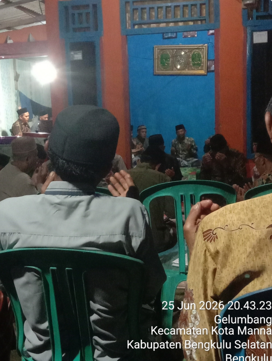 Menghadiri acara yasinan warga Desa Gelumbang