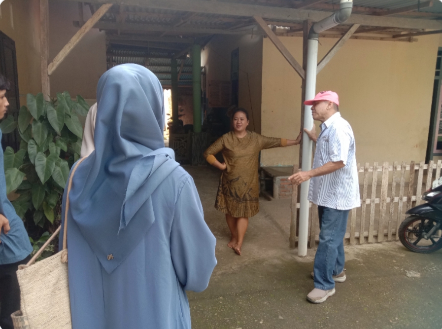 Kunjungan ke rumah warga Desa Gelumbang