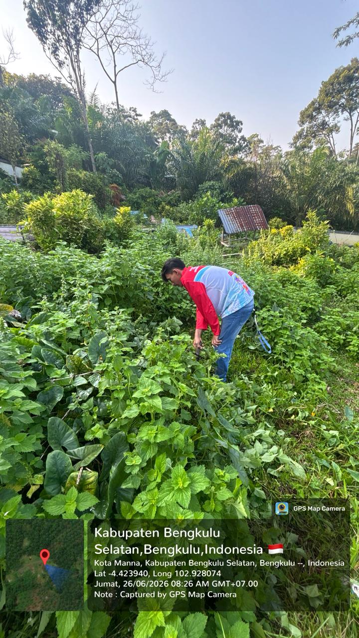 Gotong royong kebersihan TPU