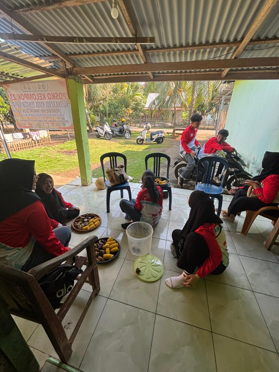 Makan bersama di Posko 