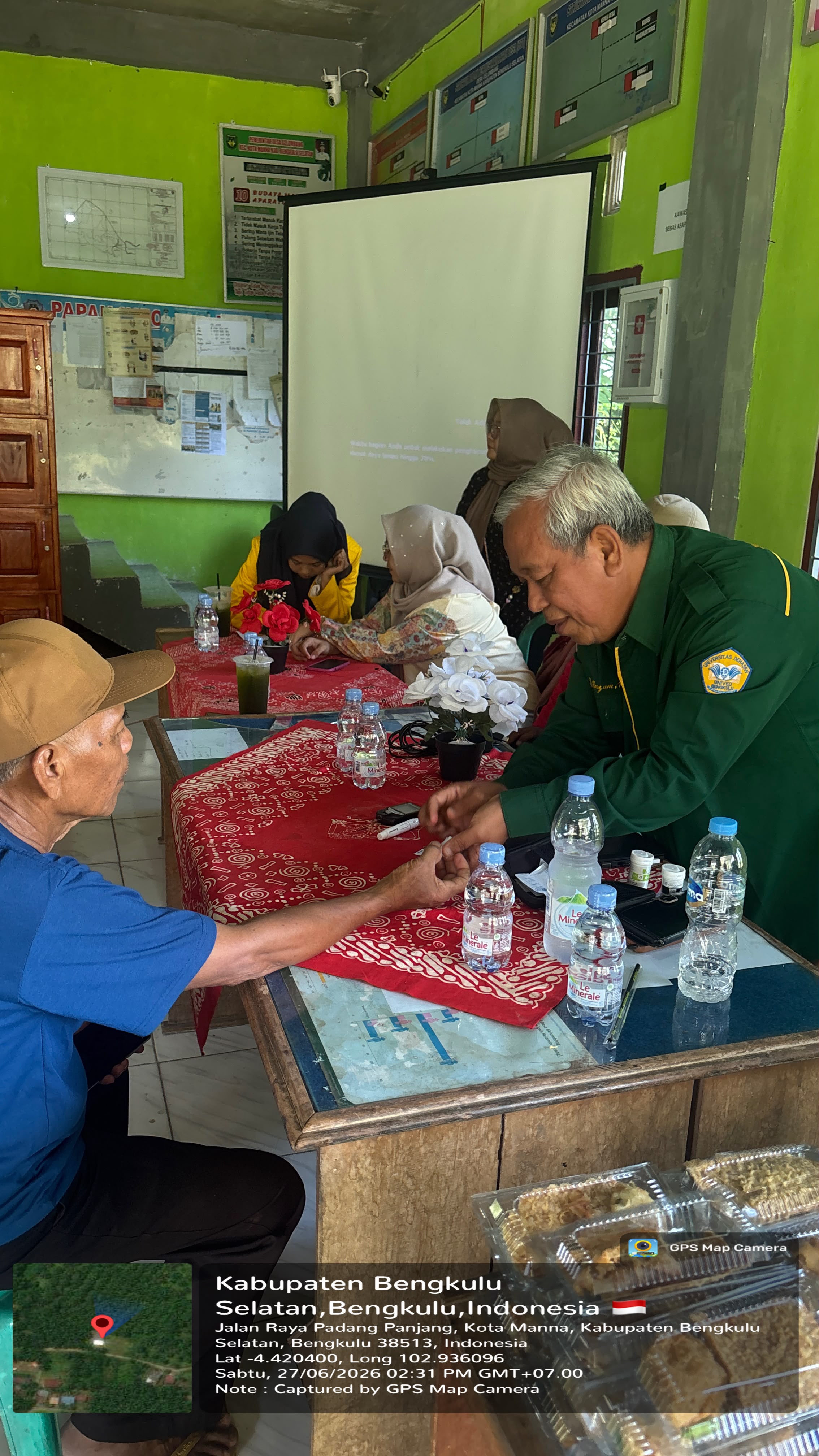 Pengecekan Tensi darah dan HB darah pada warga