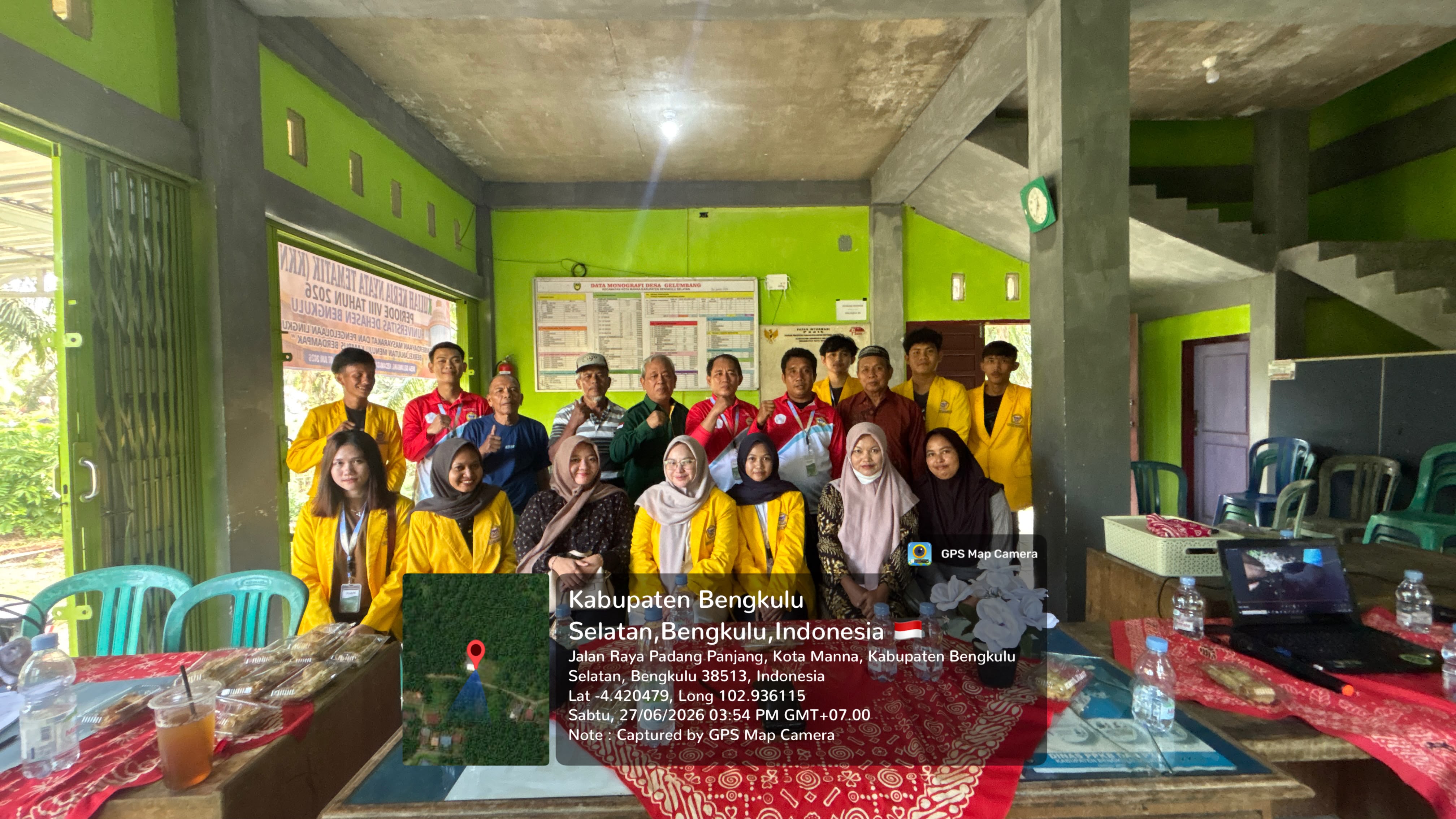 Kegiatan foto bersama setelah sosialisasi bersama warga Desa Gelumbang