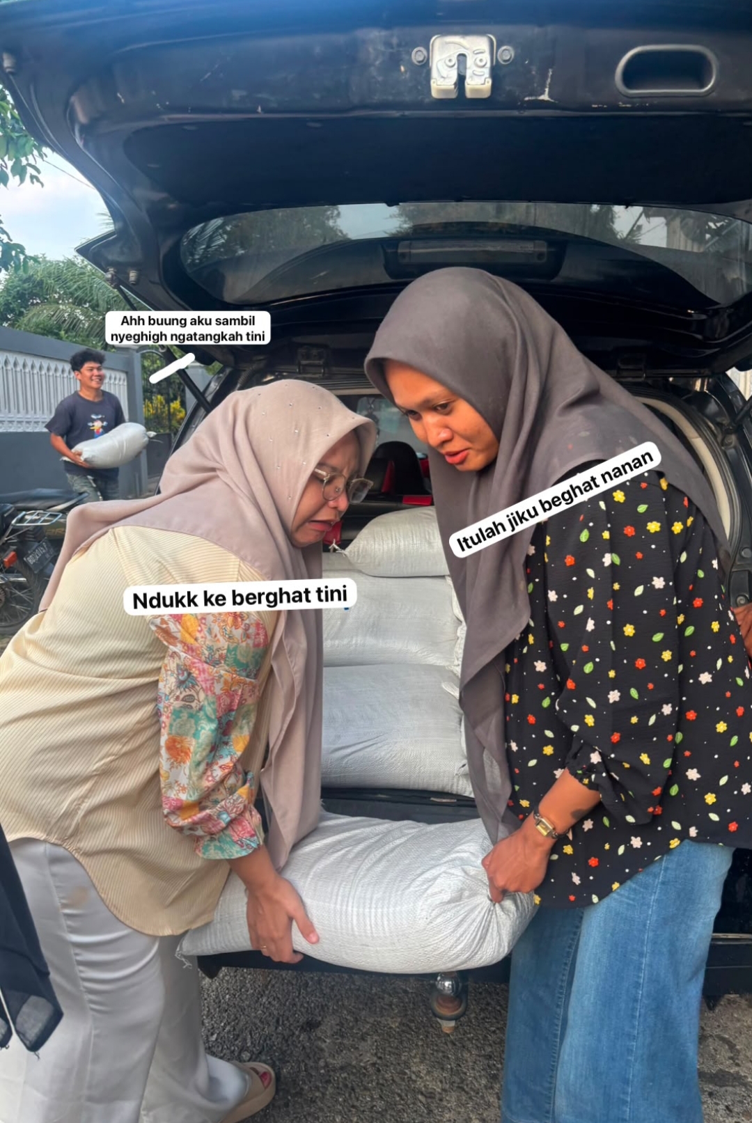 Proses pengambilan tanah untuk pengisian polybag