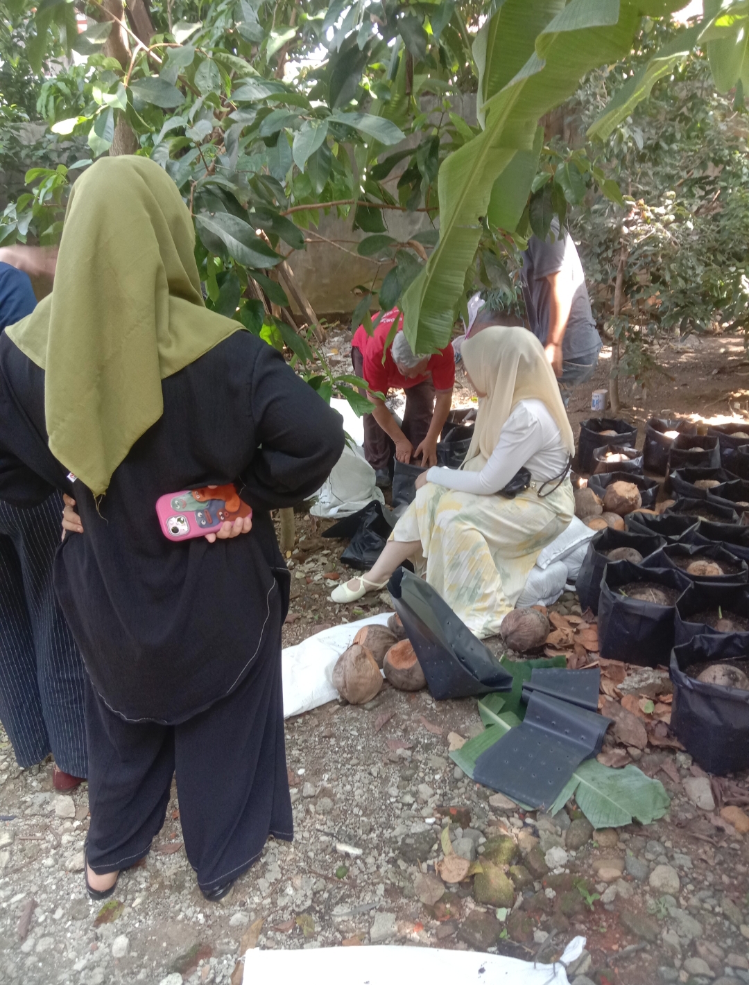 Proses pengisian tanah didampingi oleh DPL 