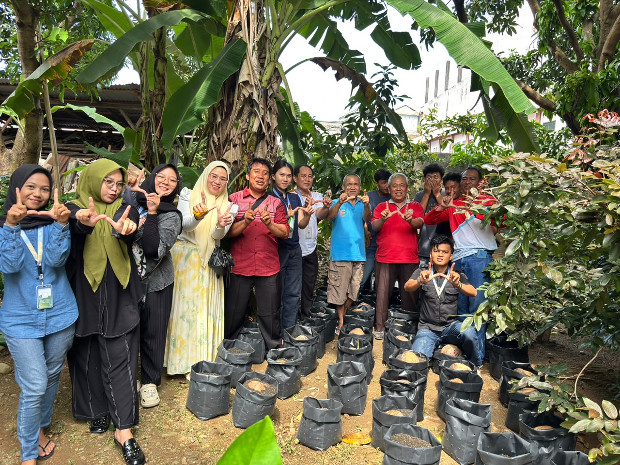 Foto bersama kegiatan penyemaian bibit kepala pandang