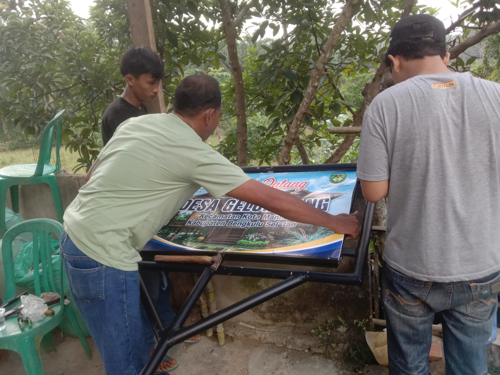 Proses pembuatan plang pembatas Desa Gelumbang