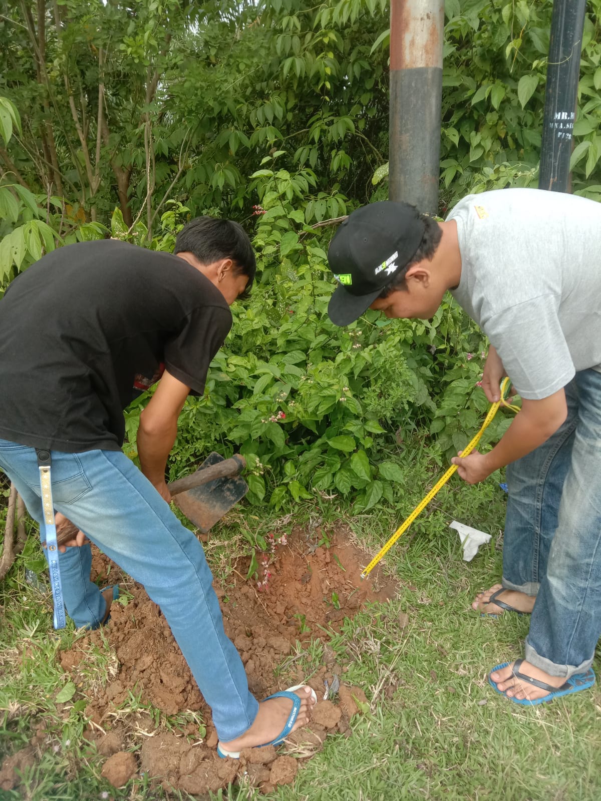 Proses penghitungan dan membuat lubang tempat pemasangan plang pembatas desa