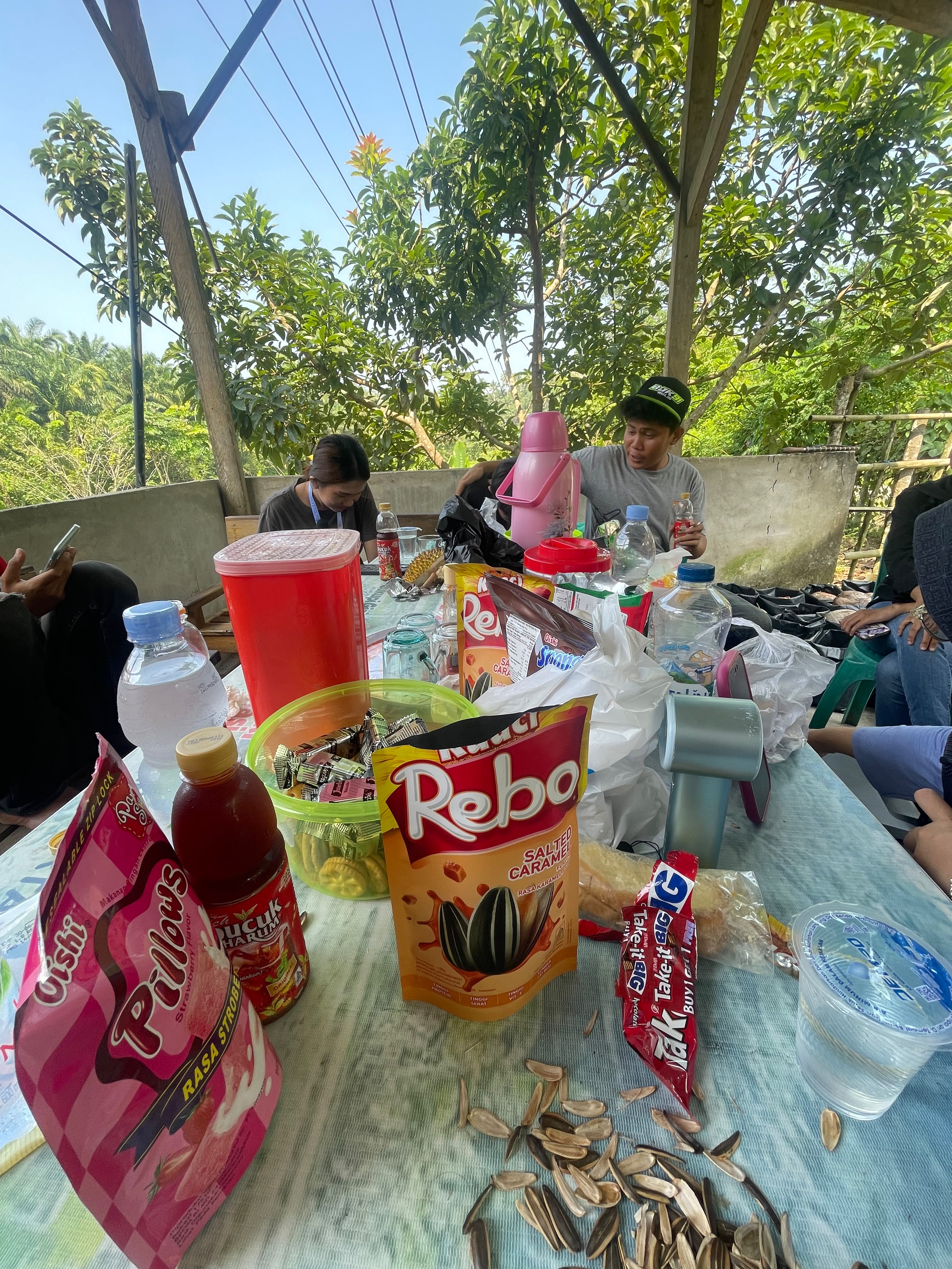 Makan bersama kelompok 23 Desa Gelumbang