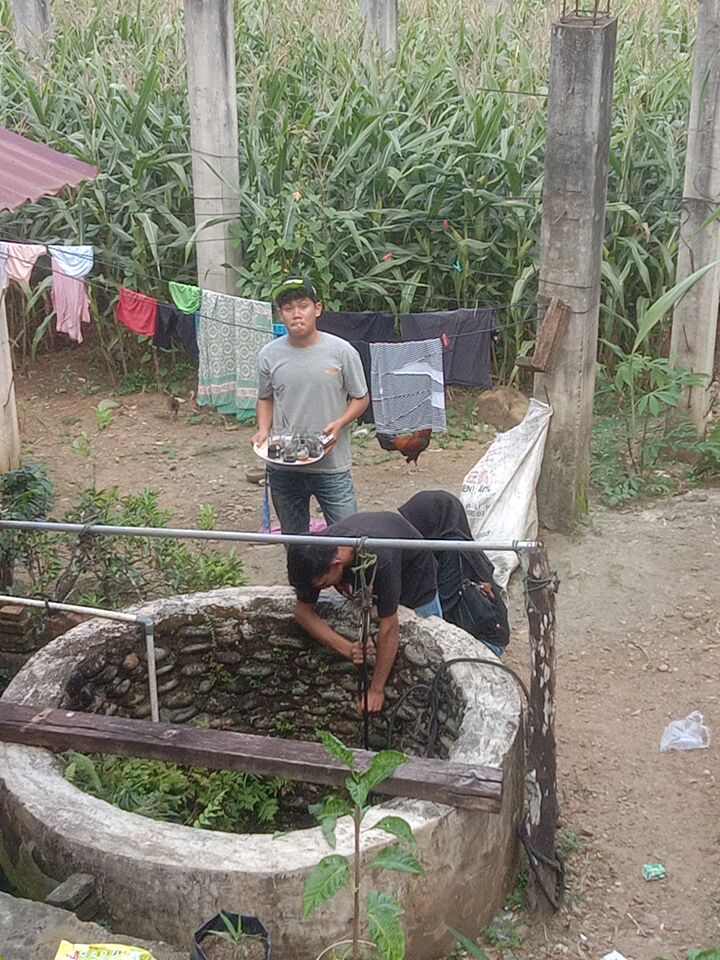 Pengambilan air dalam sumur untuk mencuci piring