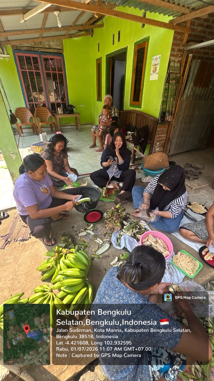 Proses pembuatan kripik pisang dan makan siang untuk gotong royong dalam pelaksaan kegiatan proker KKN