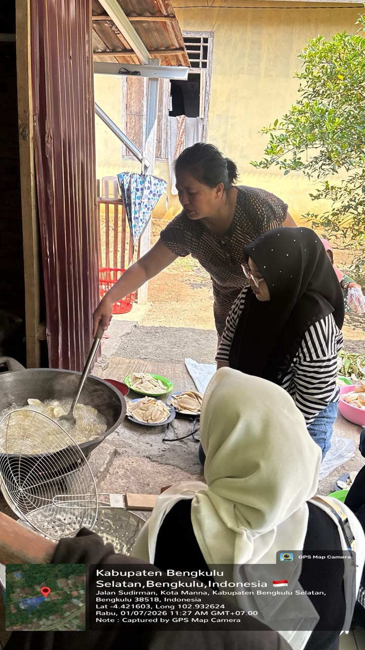 Proses penggorengan kripik bersama warga Desa Gelumbang