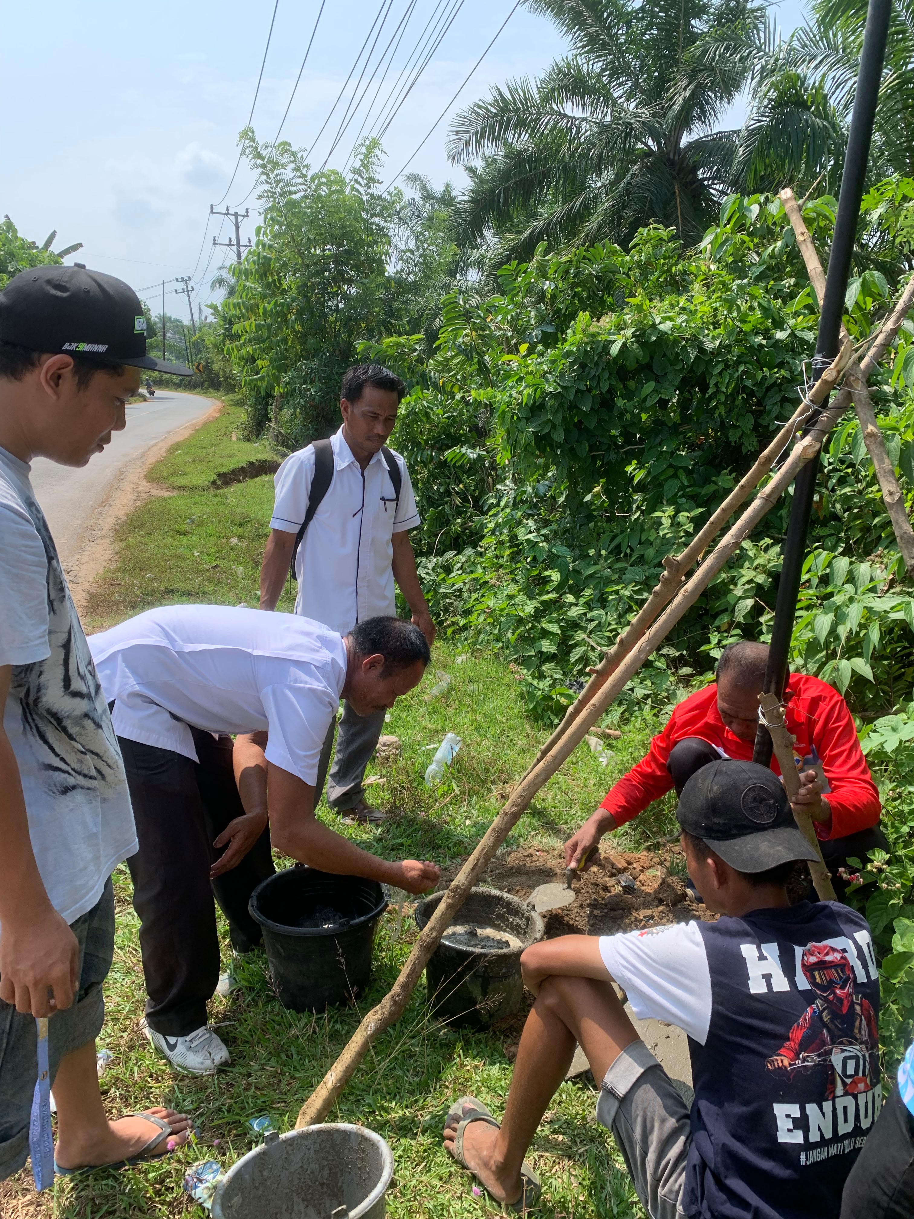 Proses pemasangan plang pembatas Desa Gelumbang
