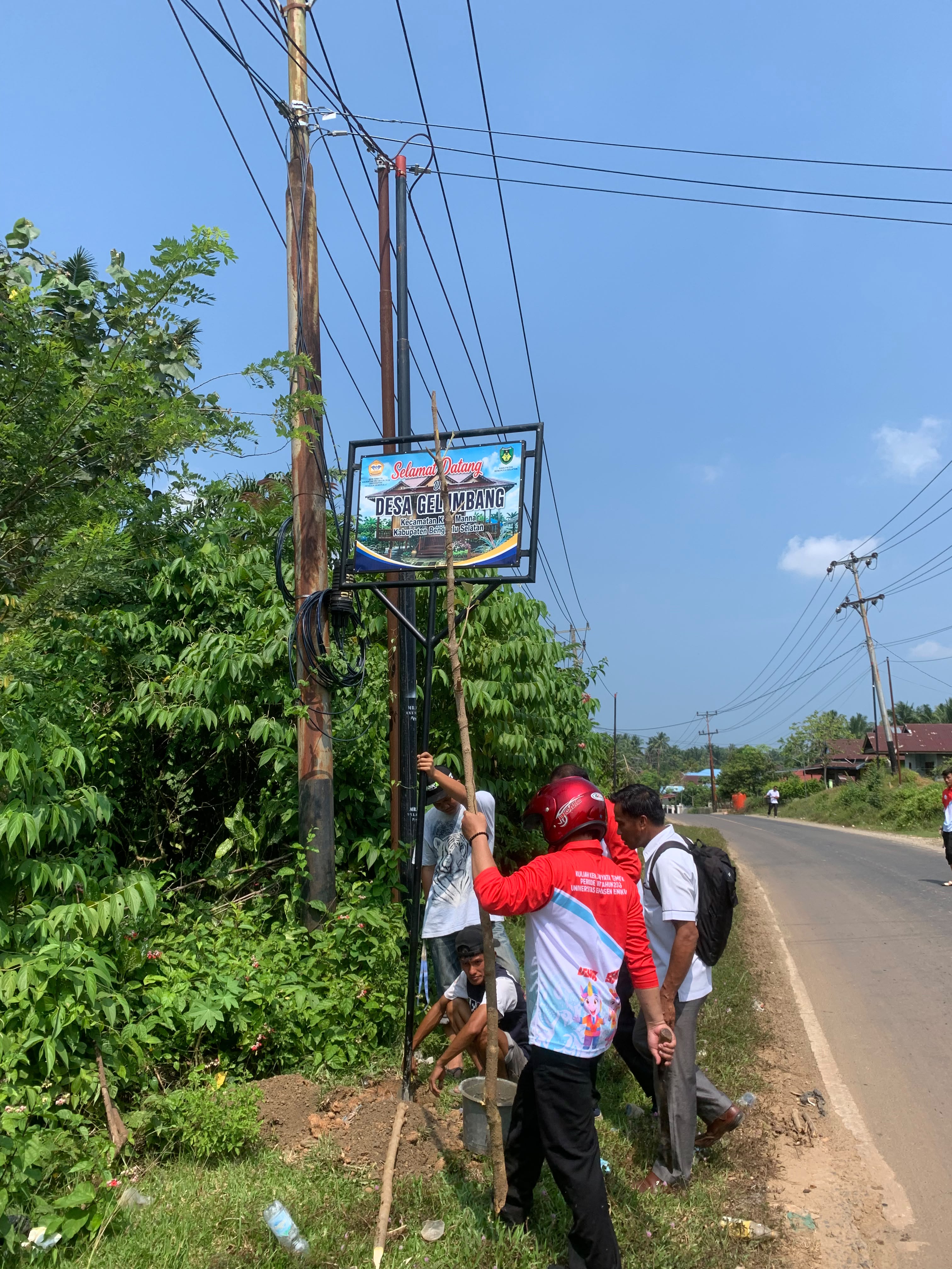 Proses pemasangan plang pembatas Desa Gelumbang