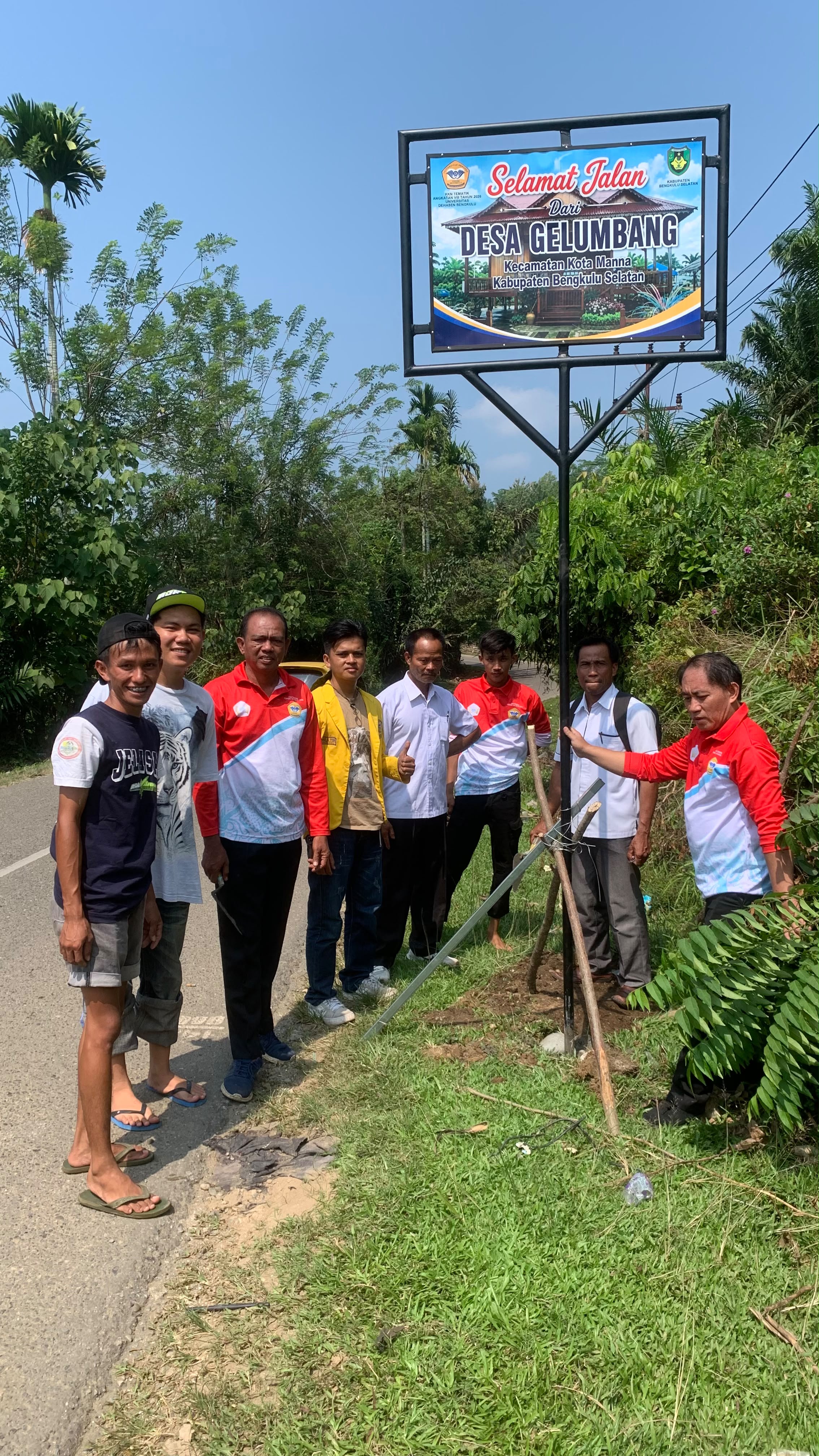 Foto bersama setelah pemasangan plang pembatas Desa Gelumbang