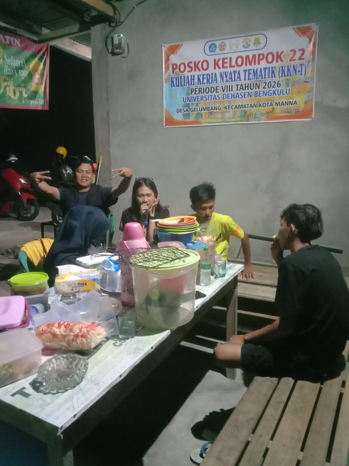 Sharing dan berbagi informasi setelah lelah bekerja dalam melaksanakan proker KKN