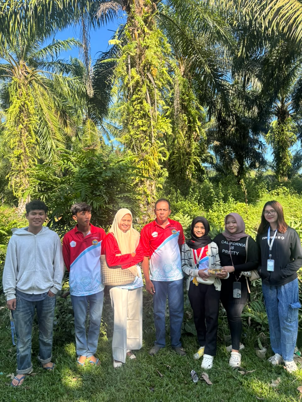 Foto kebersaman anggota dalam menjalankan proker