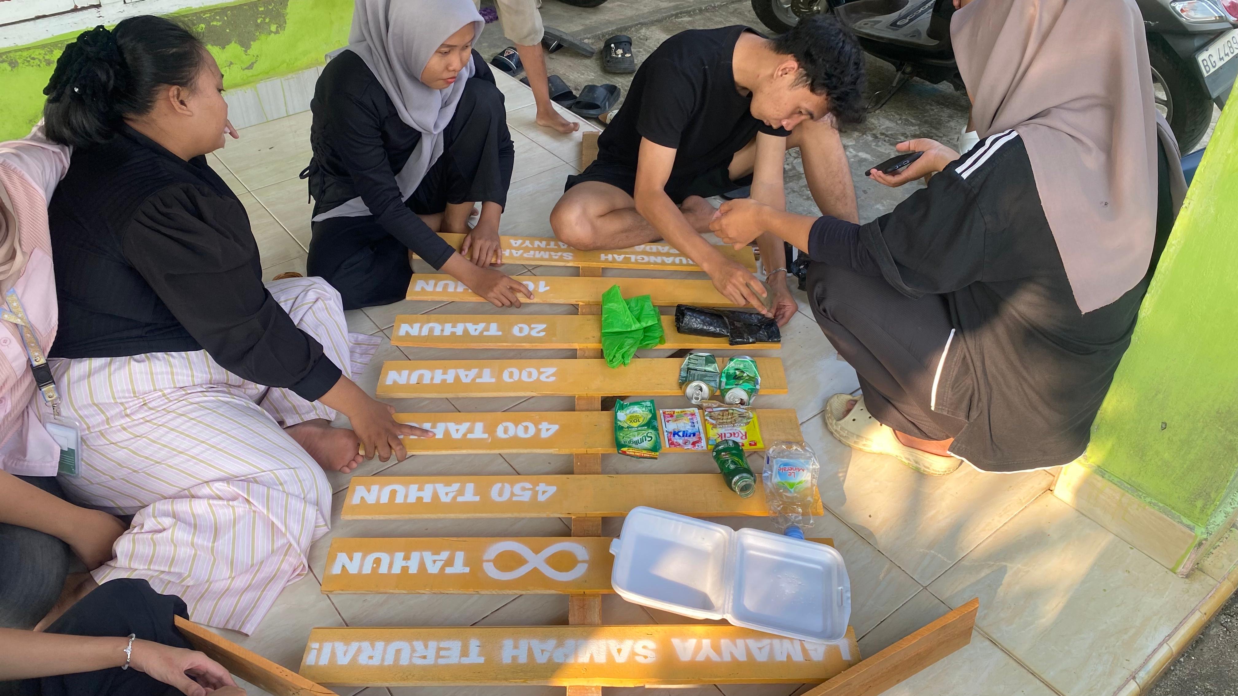 Pemasangan sampah dipapan edukasi sampah 