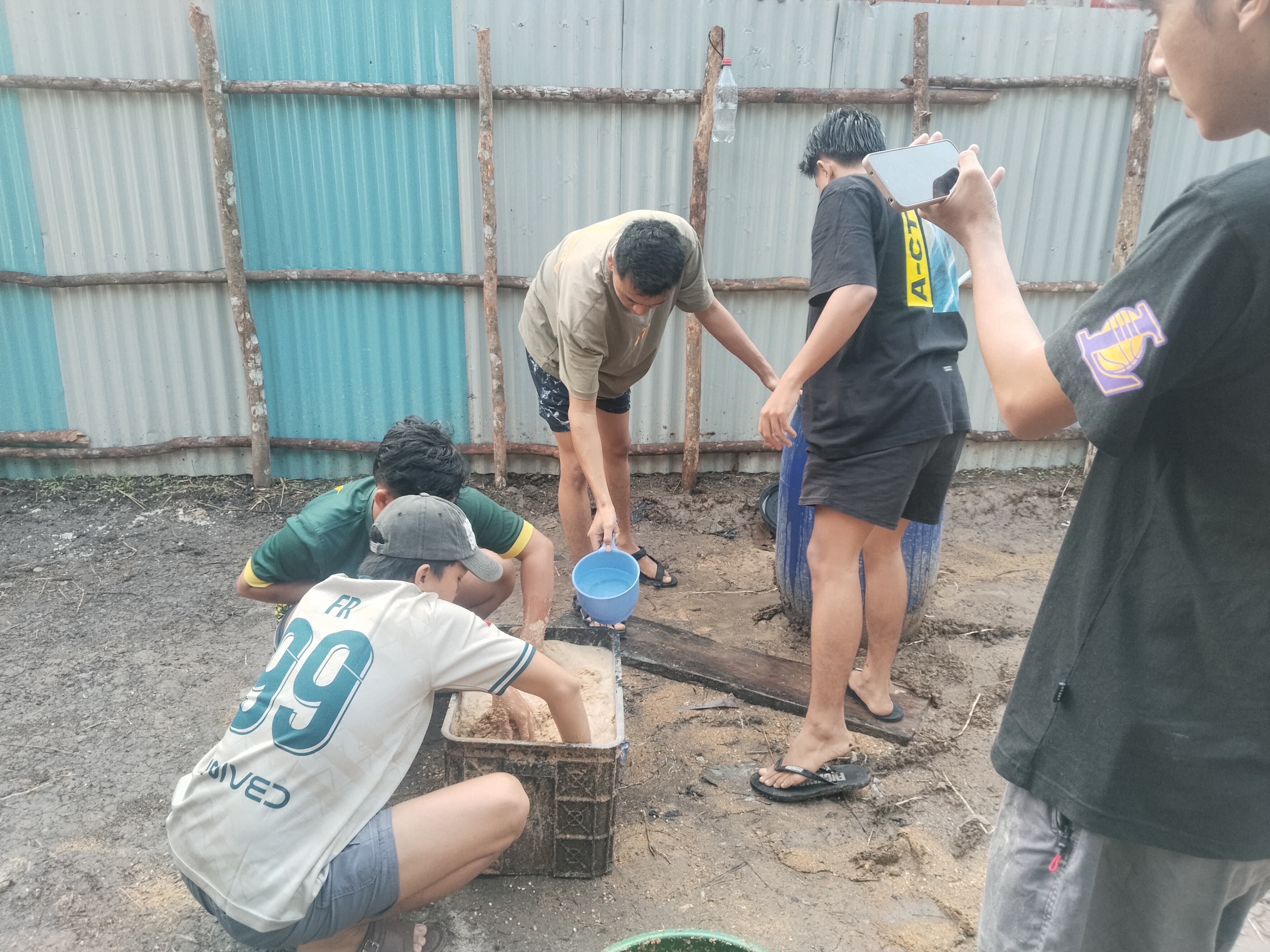 Memberi makan bebek di pagi hari 