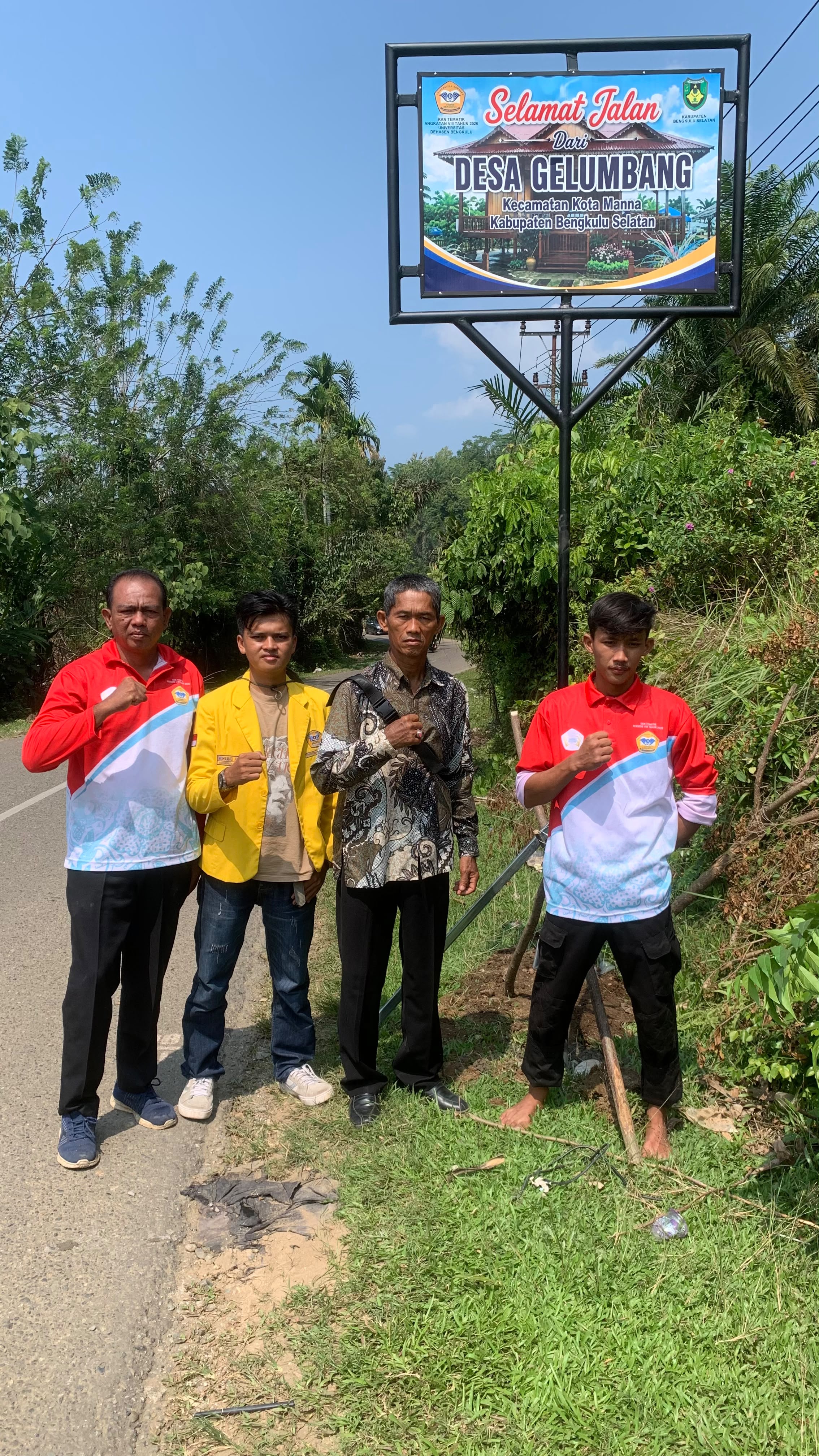 berfoto bersama kepala desa setelah pengecoran tiang