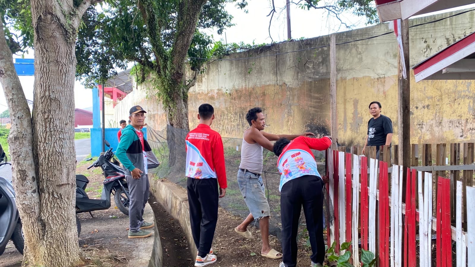 pemasangan pagar taman