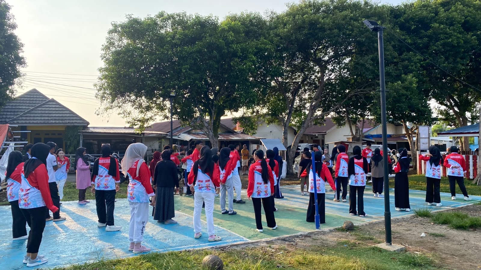senam bersama warga dan kelompok kkn lain