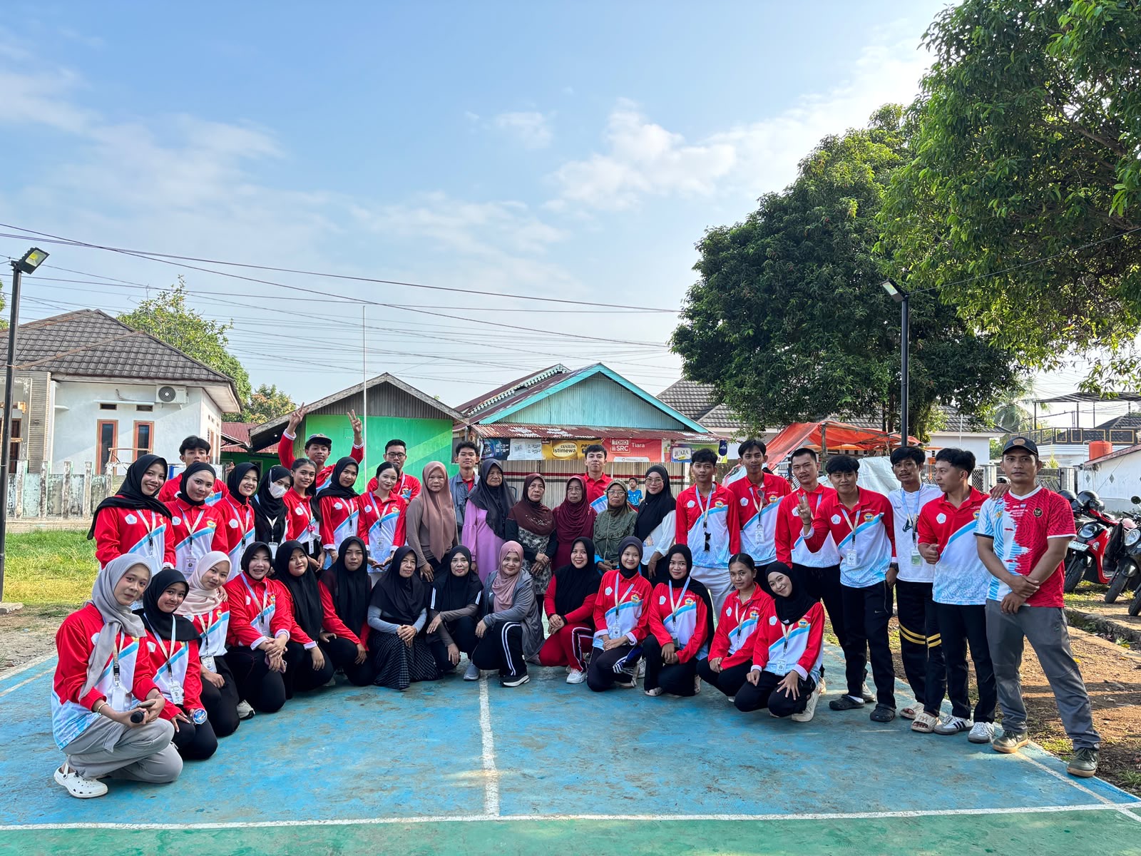 foto bersama warga dan kelompok lain