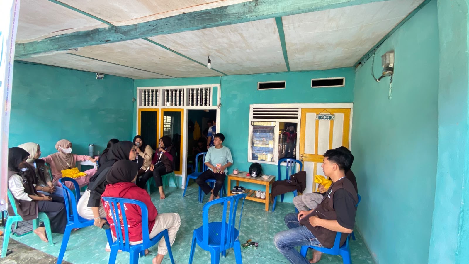 kunjungan kelompok 10 ke posko kelompok 8 di rt 06