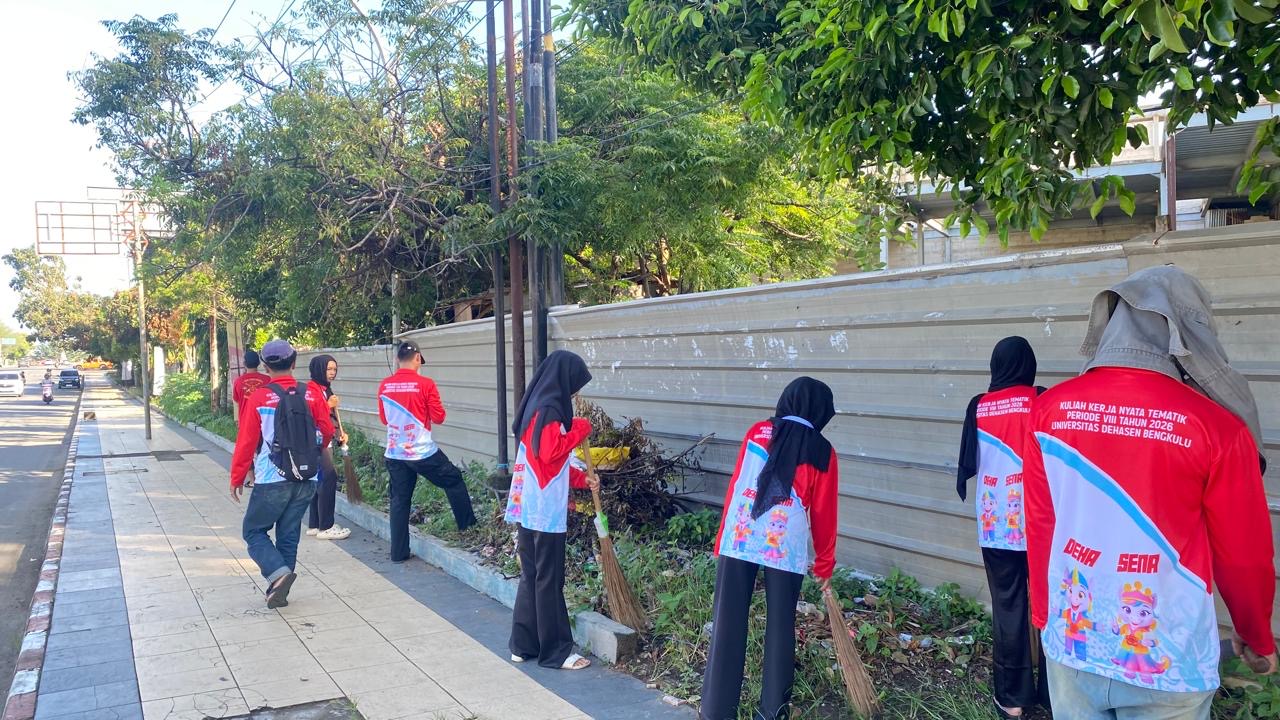 Gotong royong bersama ibu lurah dan kelompok kkn lain
