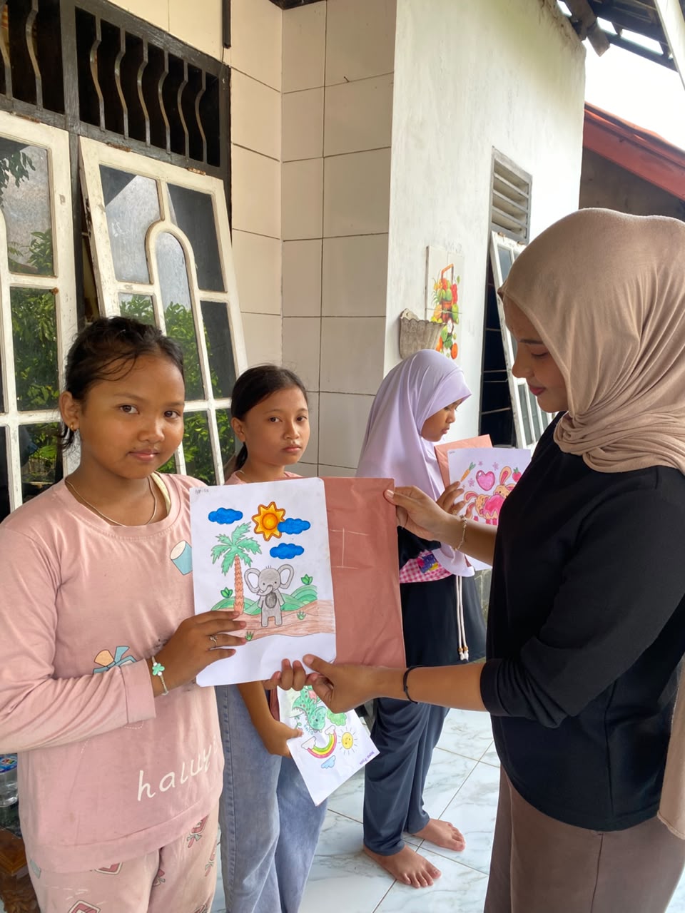 pembagian kado kepada juara pertama