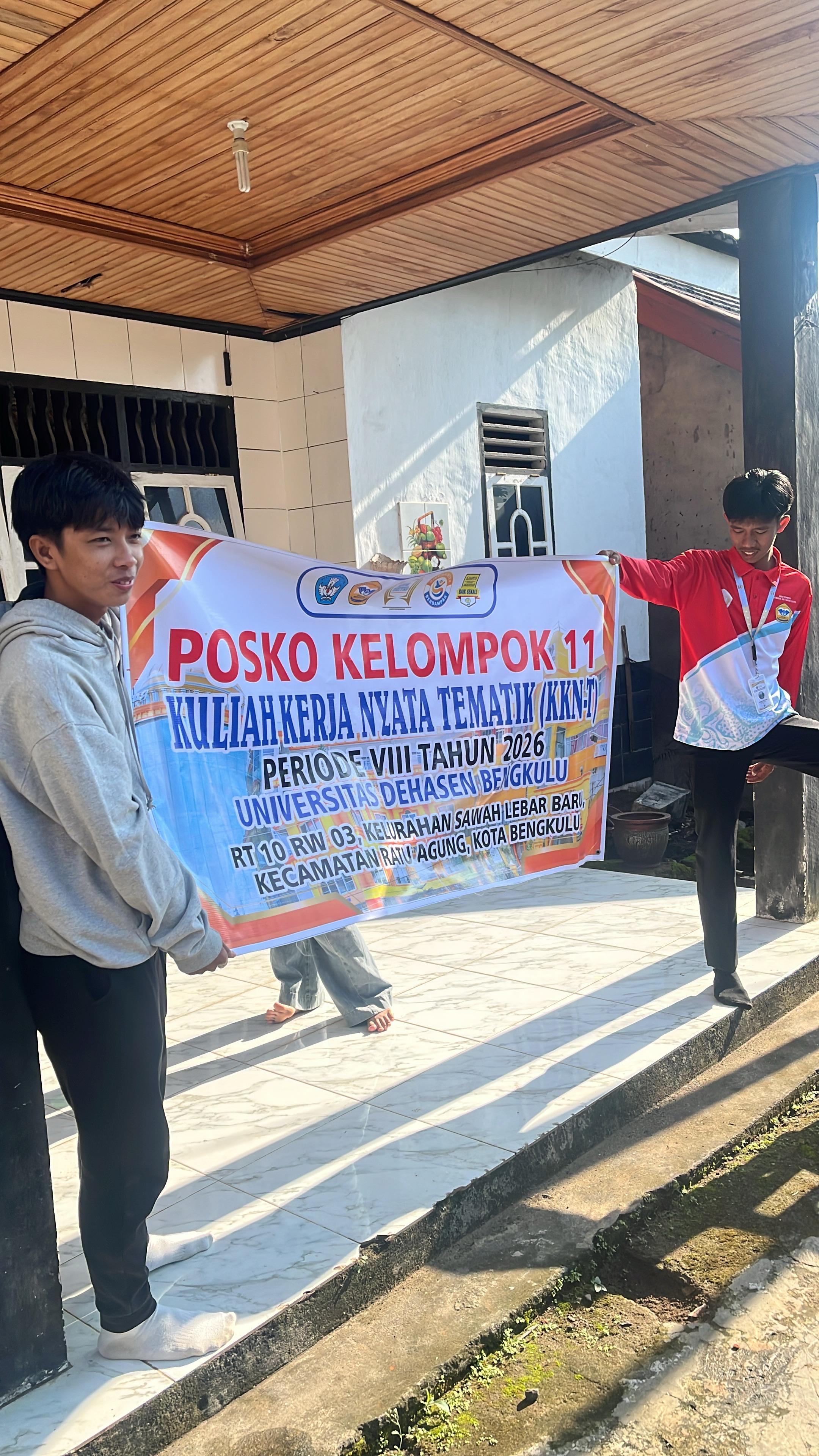 pemasangan spanduk posko 11