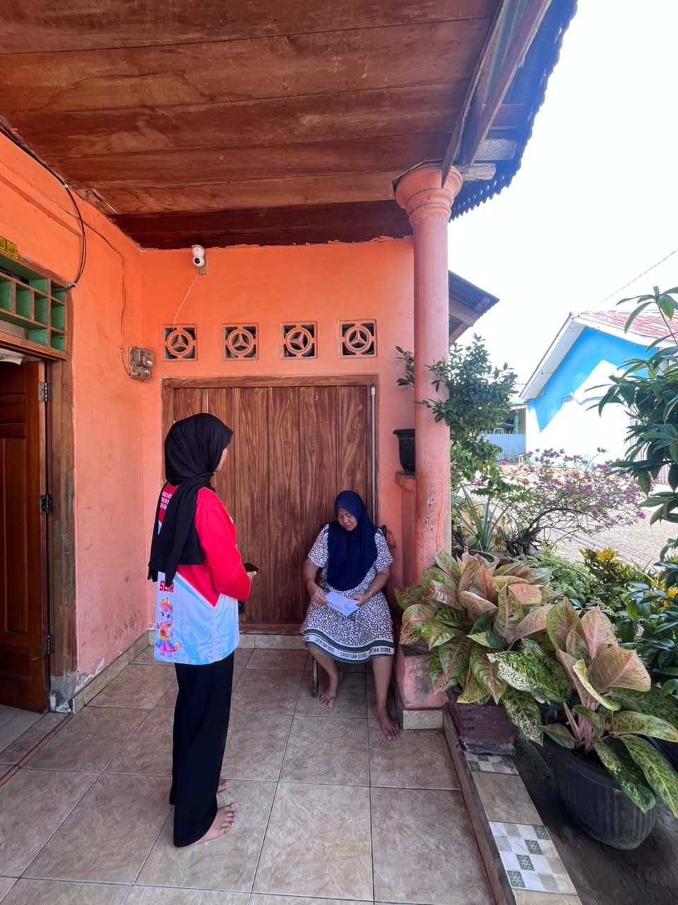memberi undangan