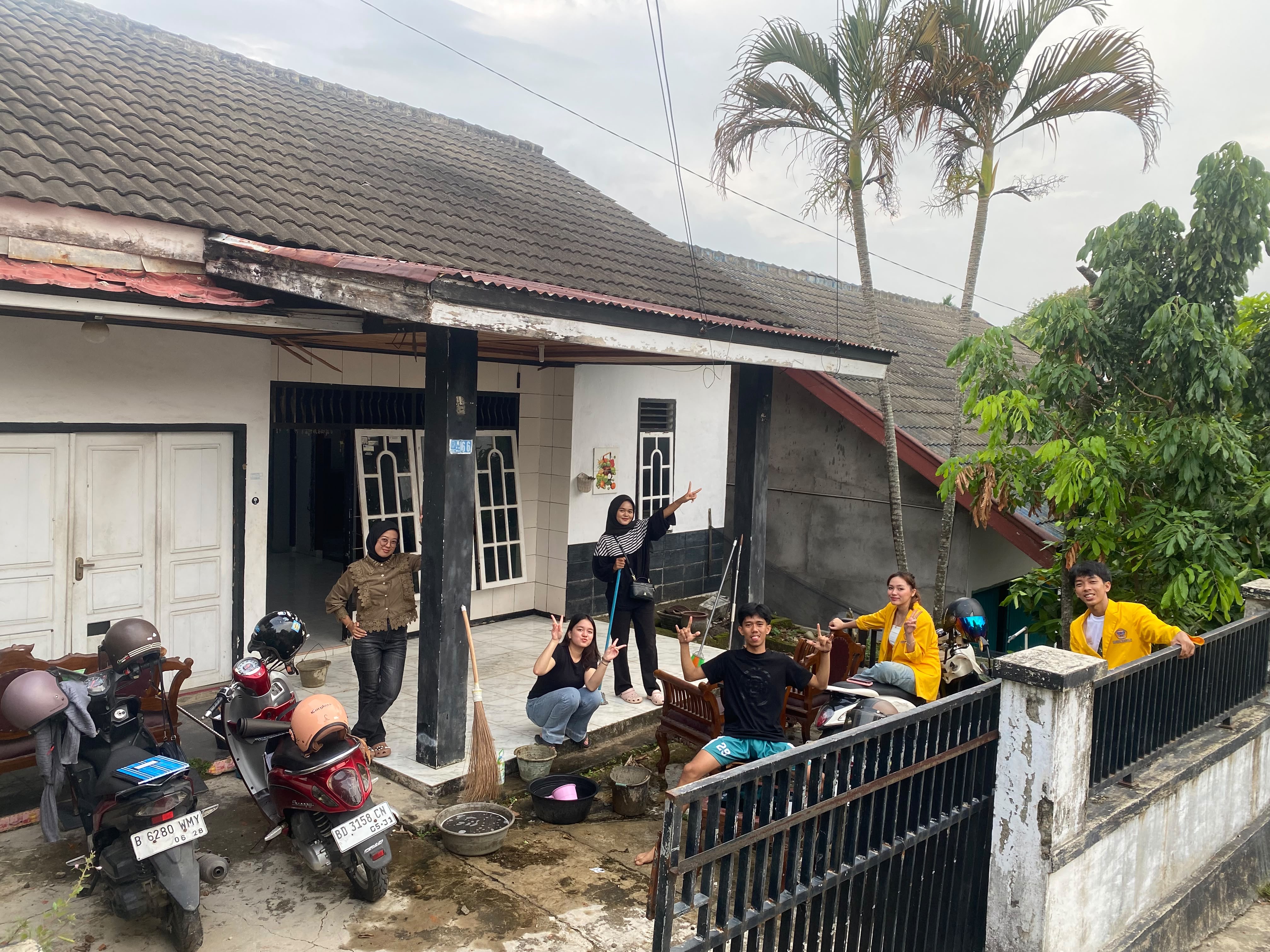 membersihkan lingkungan posko sblm ditempati