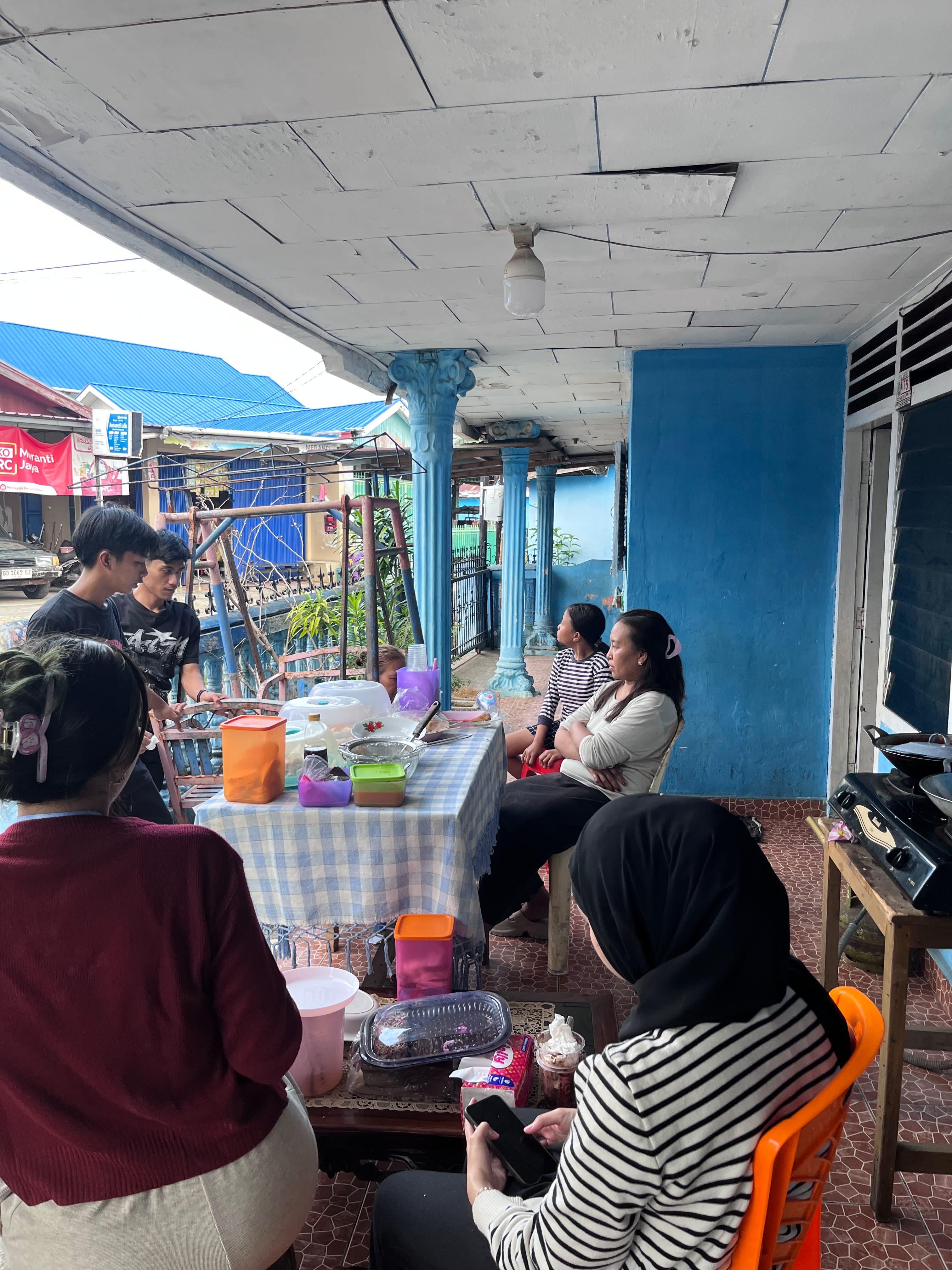 berbelanja umkm warga sekitar