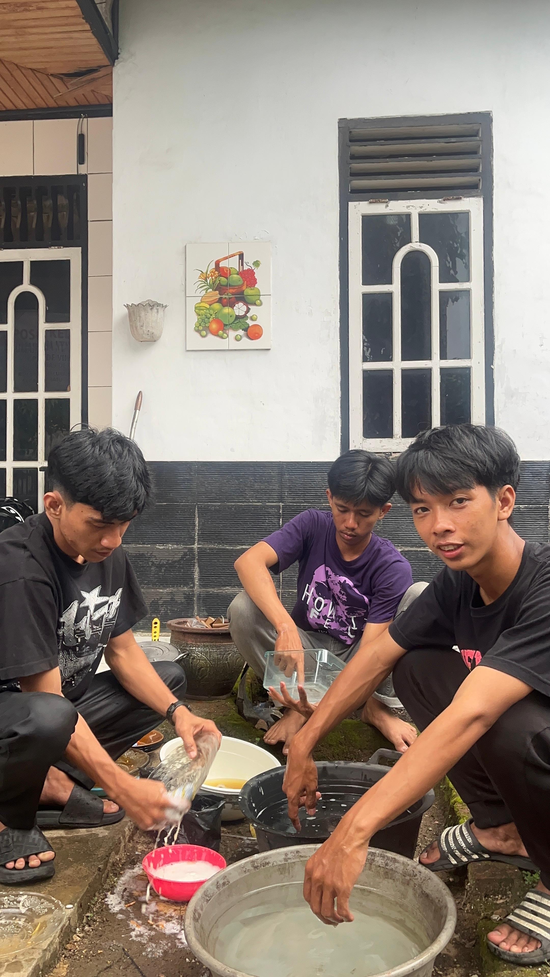 mencuci piring bekas makan 