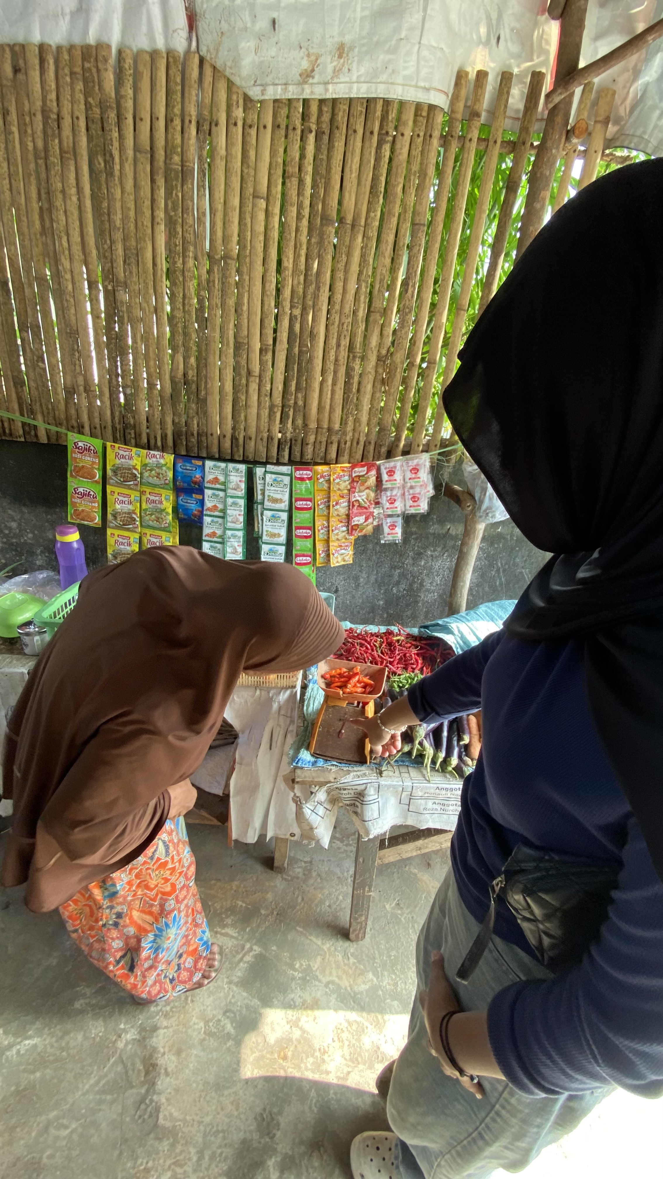 membeli sayuran di umkm dirt 10