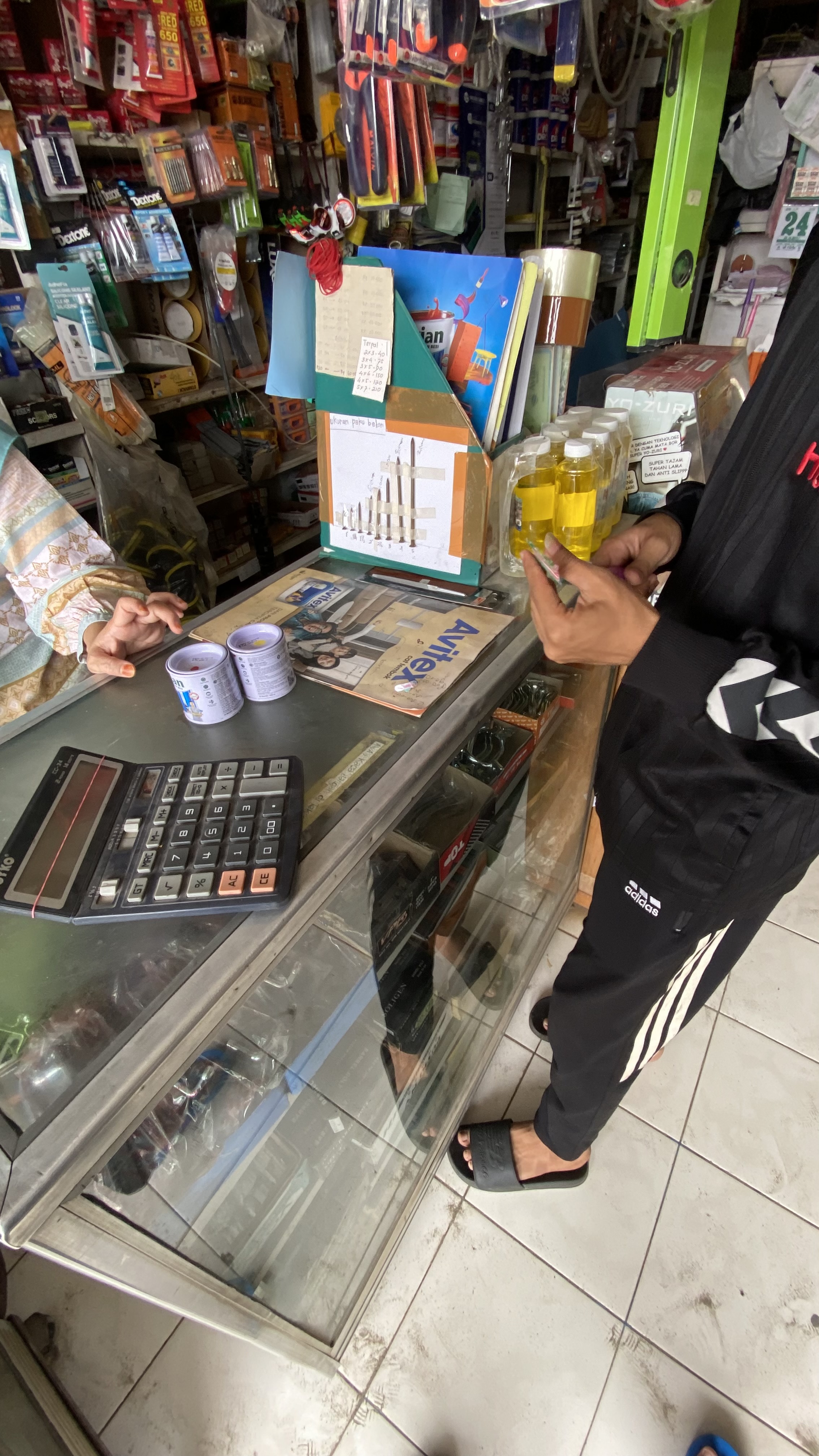 membeli cat untuk bank sampah
