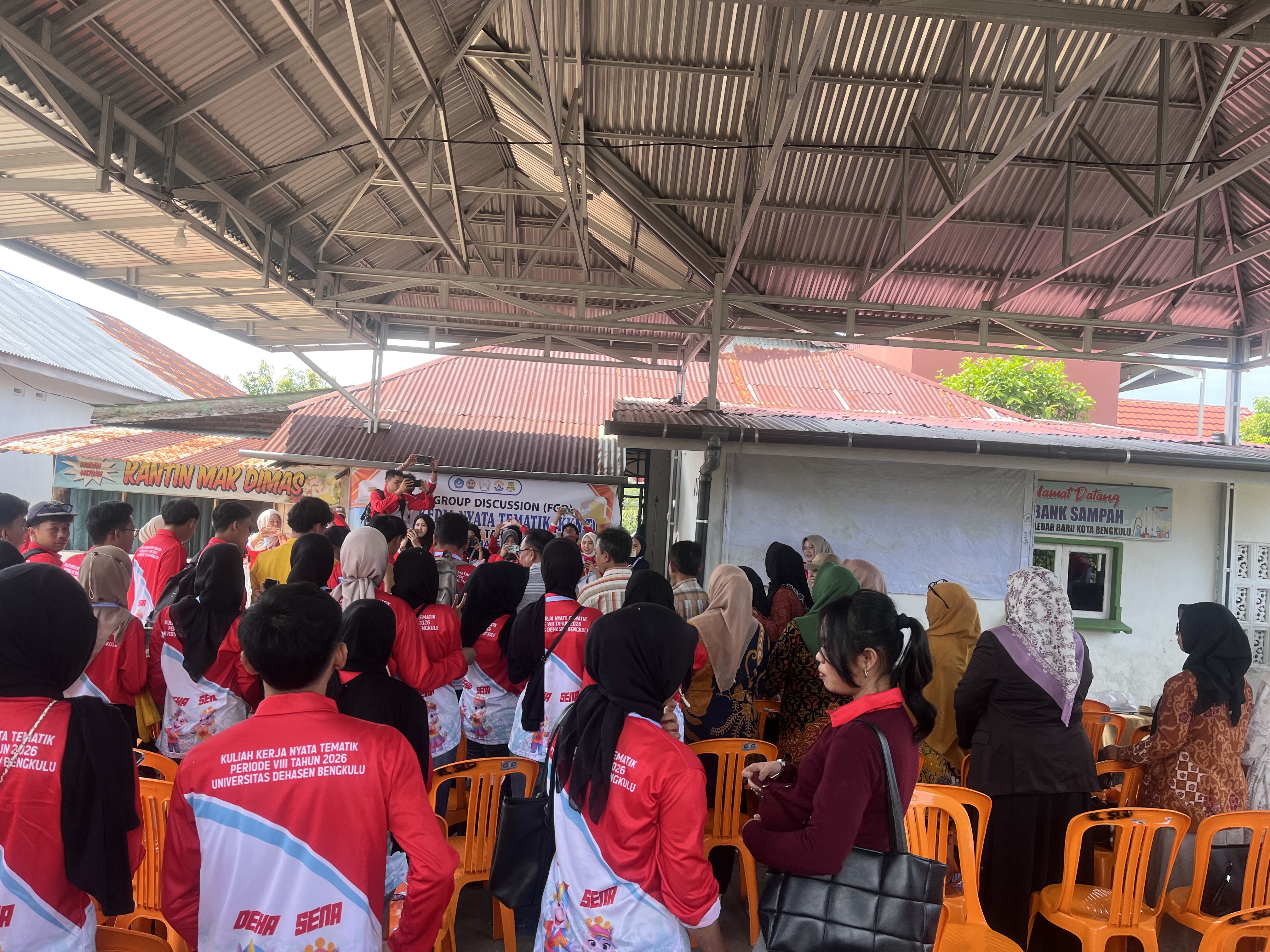 foto bersama ibuk lurah,semua rt dan semua anak2 KKN sebelum penutupan acara FGD